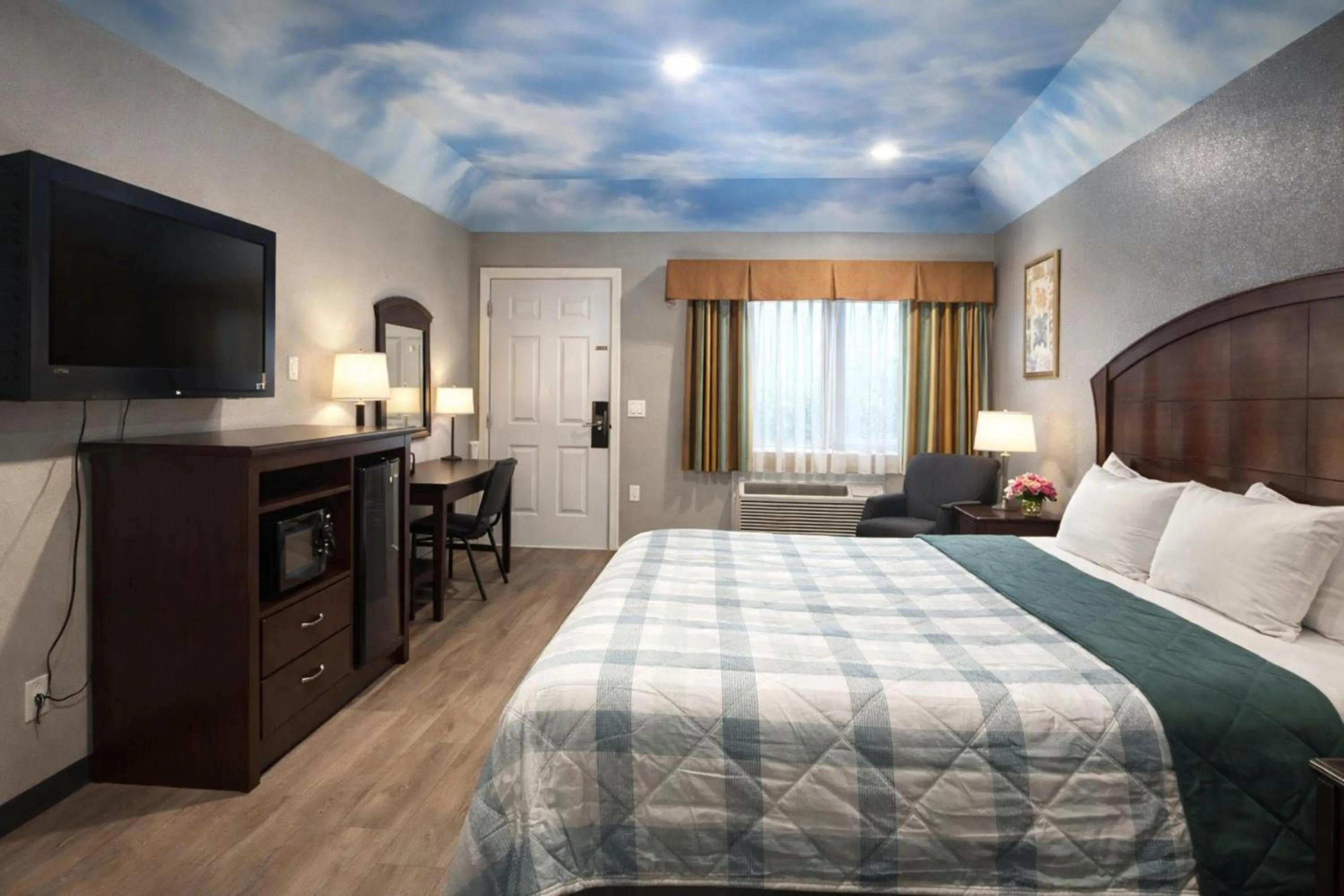 Bedroom, Bed in Hotel O Regency Suites Houston - IAH Beltway 8