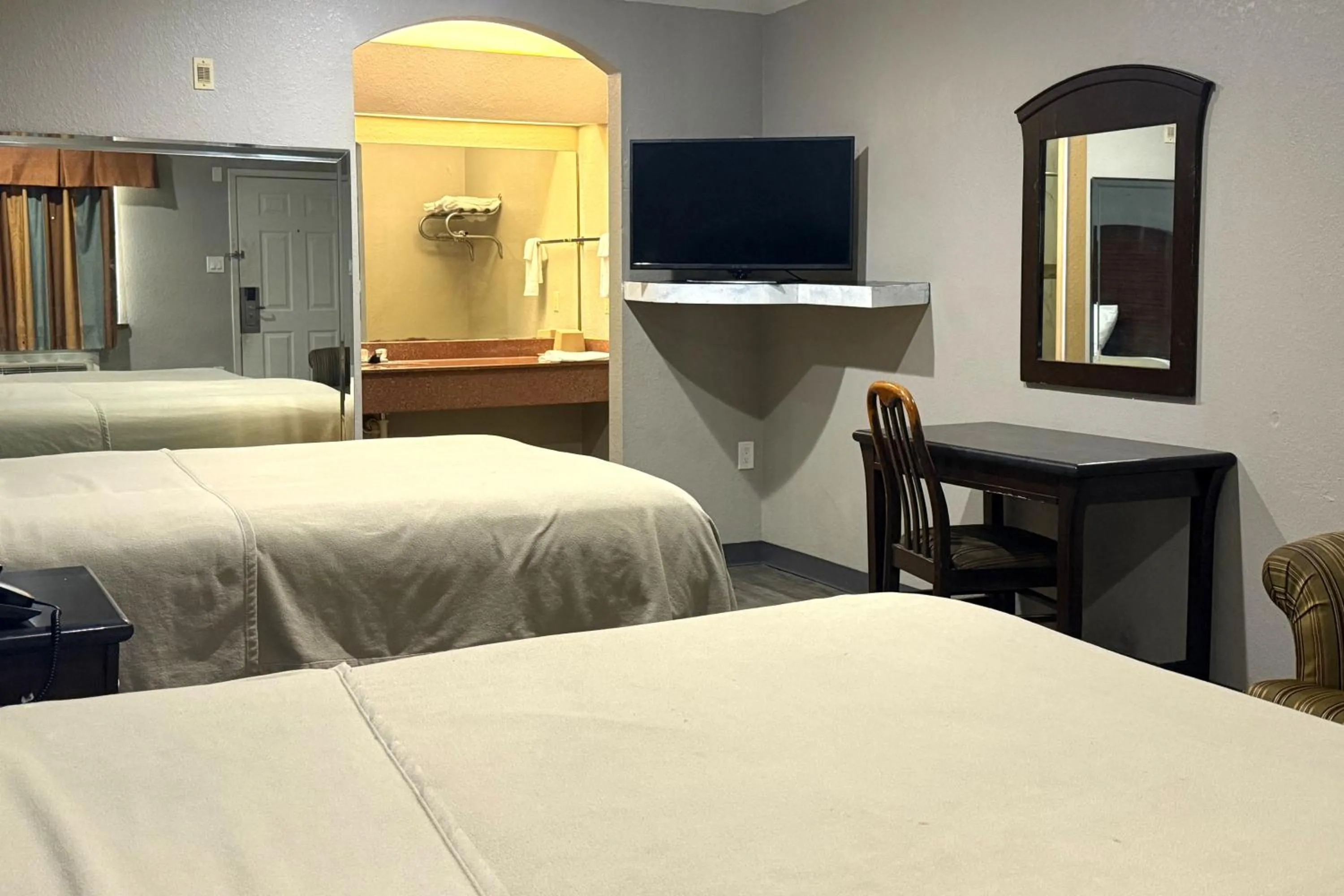 Bedroom, Bed in Hotel O Regency Suites Houston - IAH Beltway 8