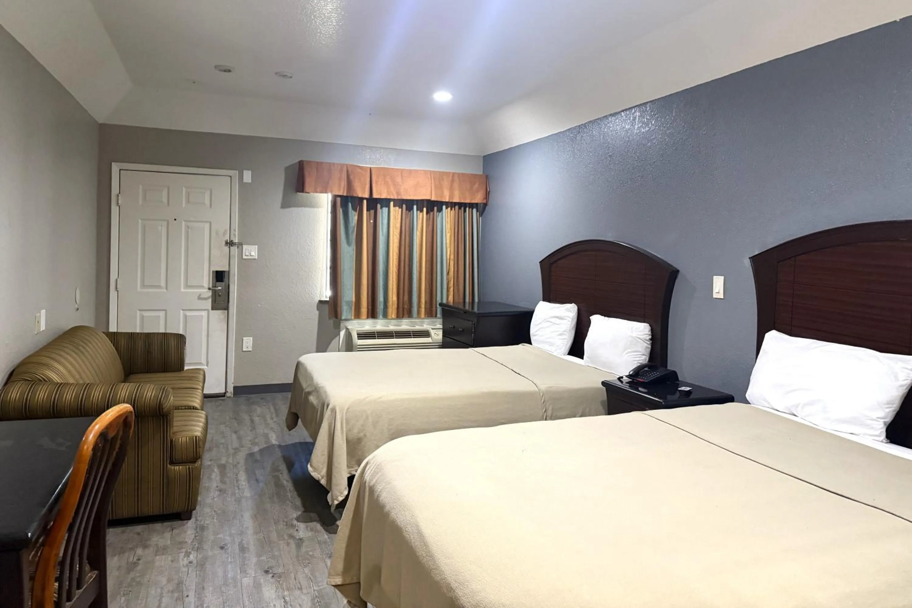 Bedroom, Bed in Hotel O Regency Suites Houston - IAH Beltway 8