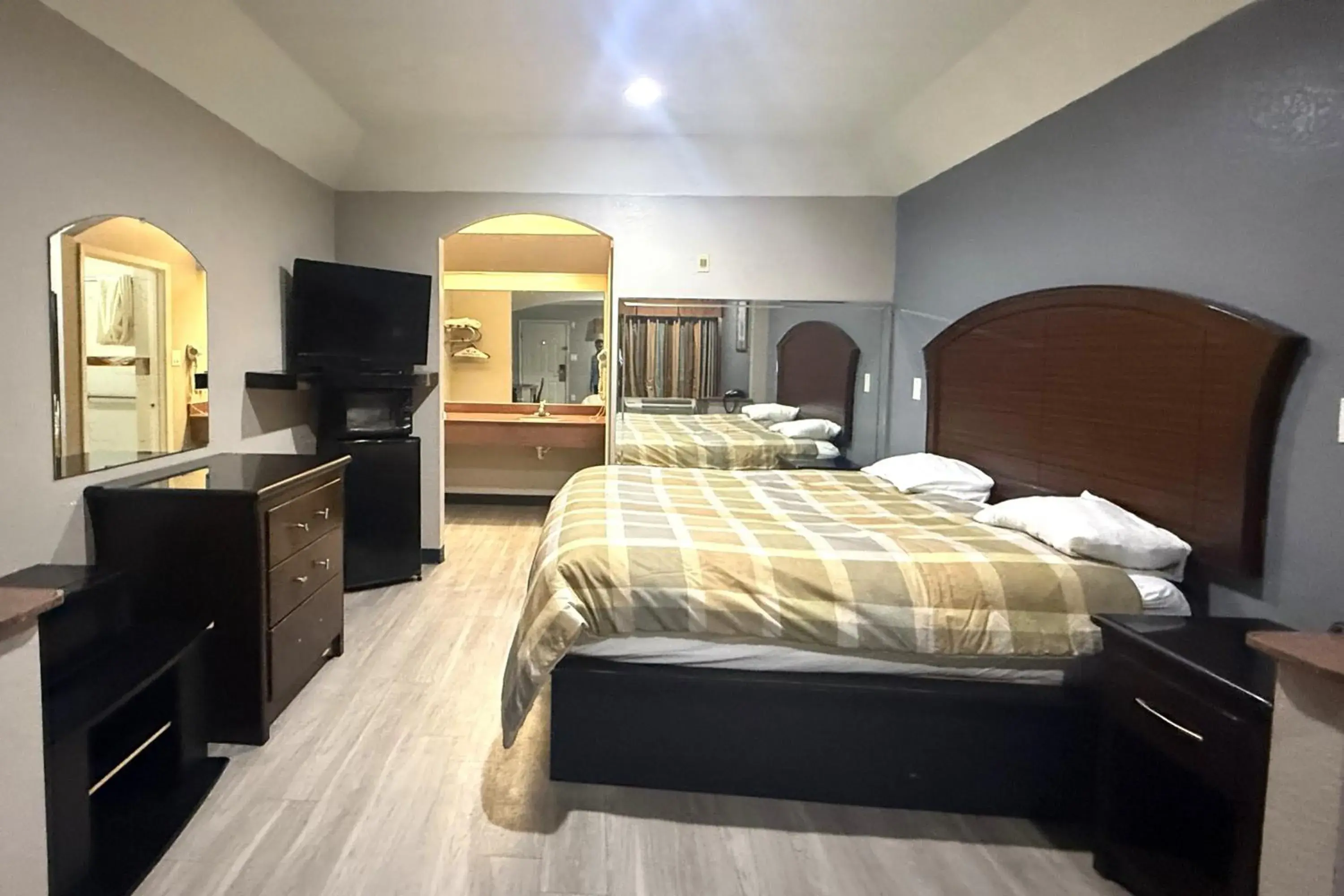 King Bed Smoking in Hotel O Regency Suites Houston - IAH Beltway 8 King Bed Smoking in Hotel O Regency Suites Houston - IAH Beltway 8