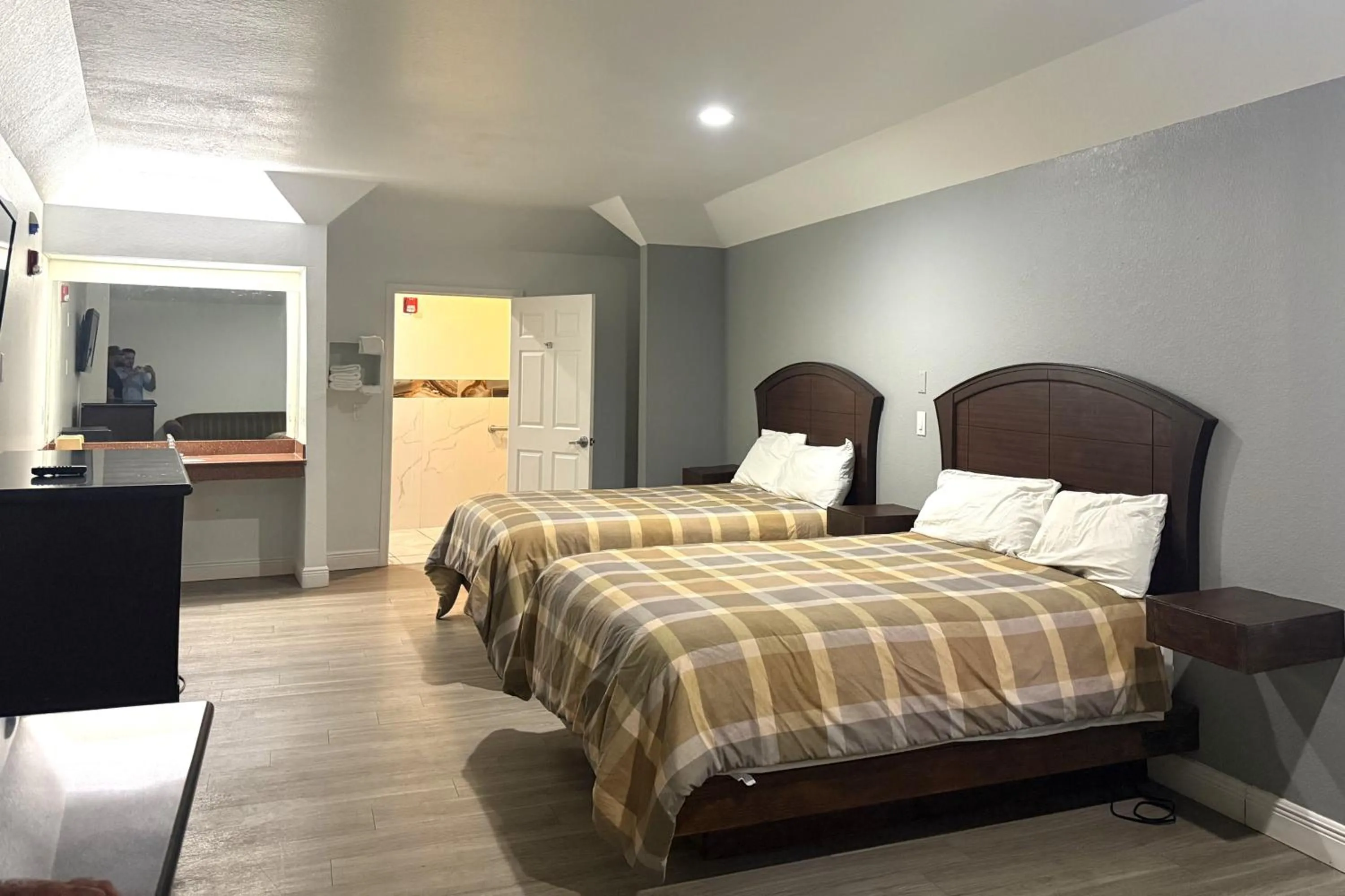 Bed in Hotel O Regency Suites Houston - IAH Beltway 8