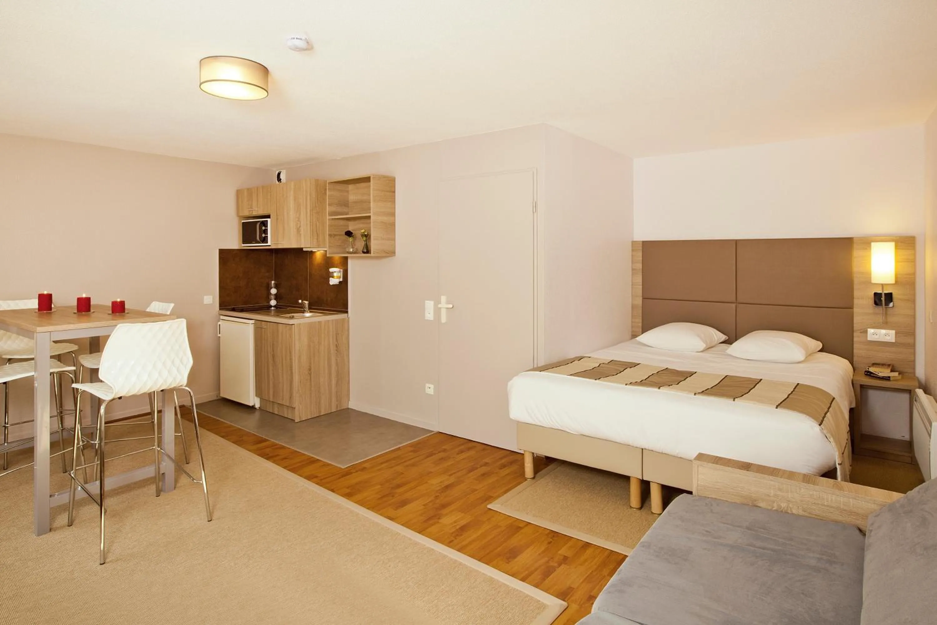 Kitchen or kitchenette, Bed in Séjours & Affaires Strasbourg Kleber