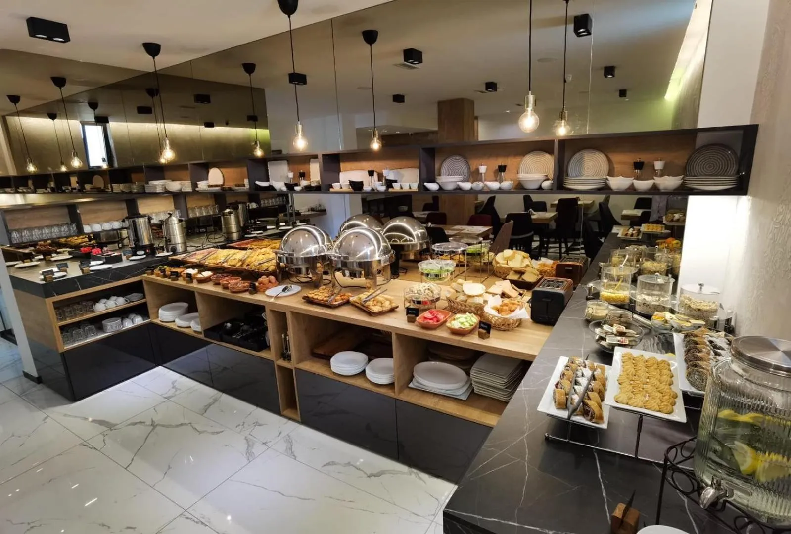 Food and drinks in All Seasons Residence