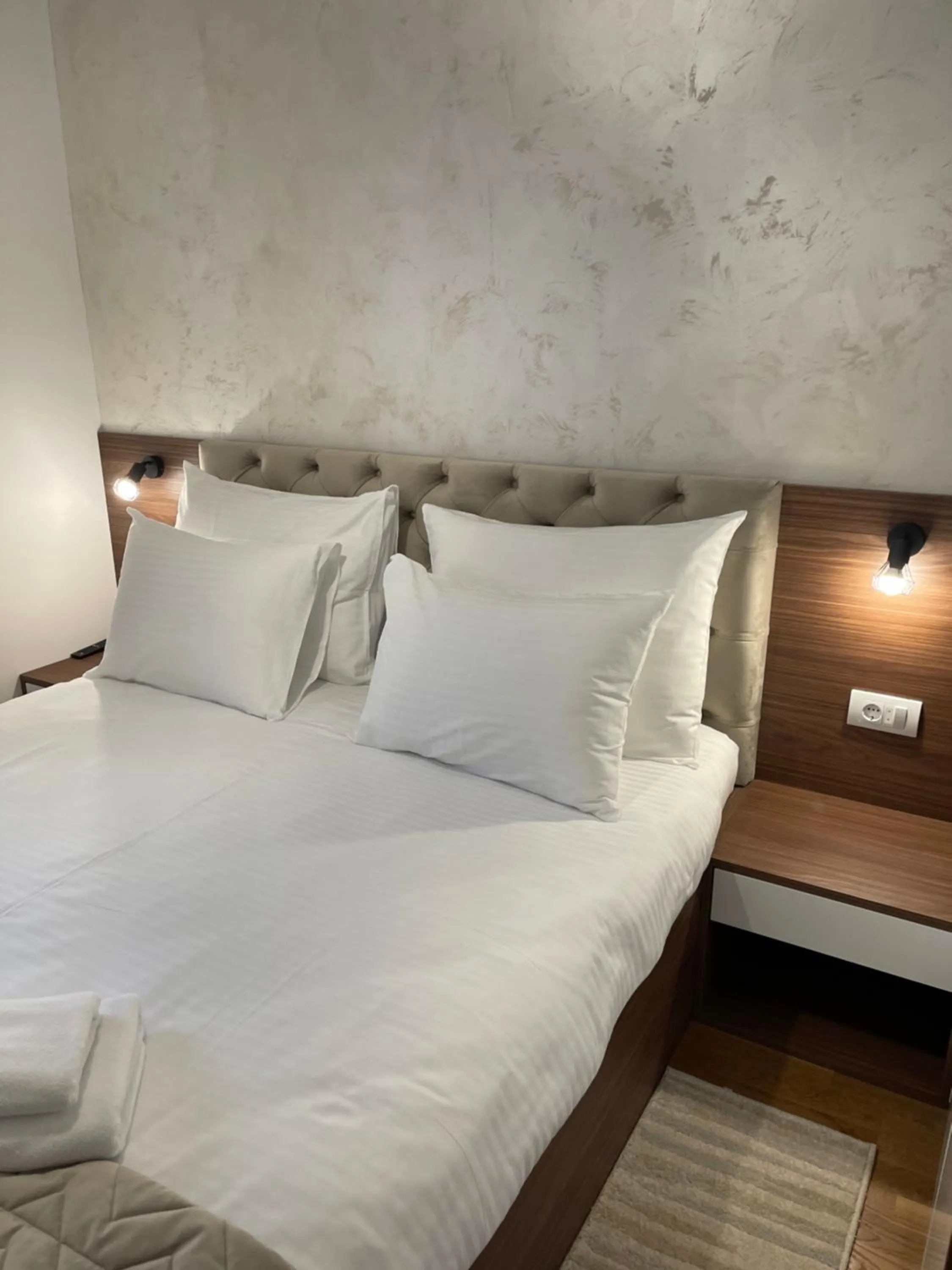 Bedroom, Bed in All Seasons Residence