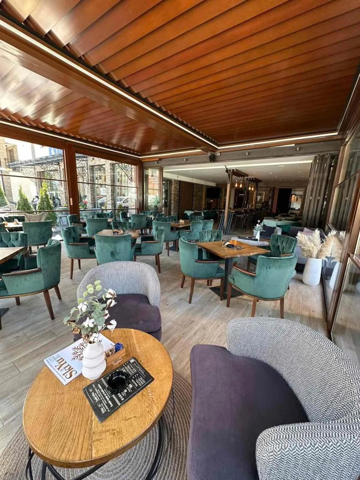 Restaurant/places to eat in All Seasons Residence