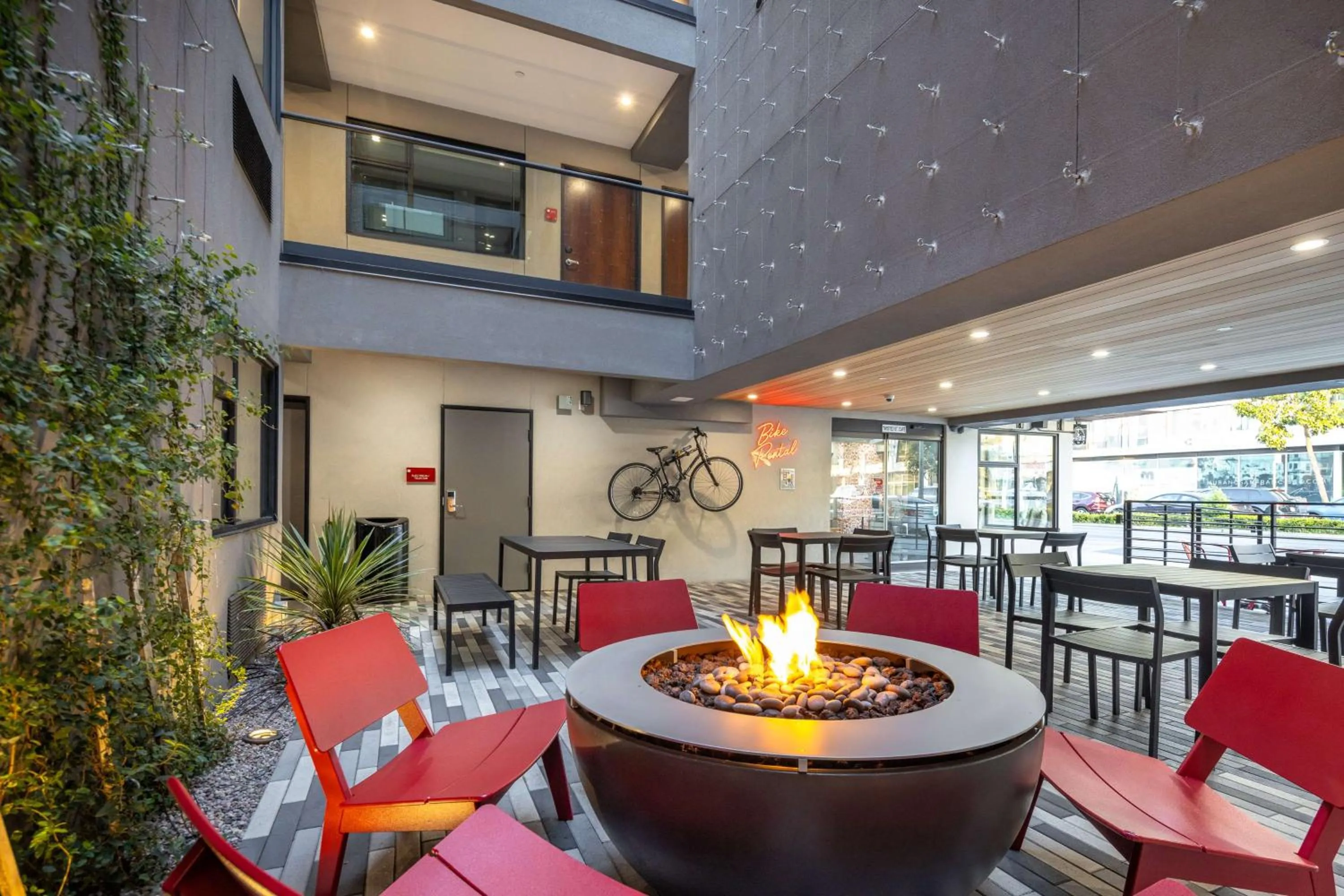 Property building in Infinity Hotel San Francisco, Tapestry Collection by Hilton