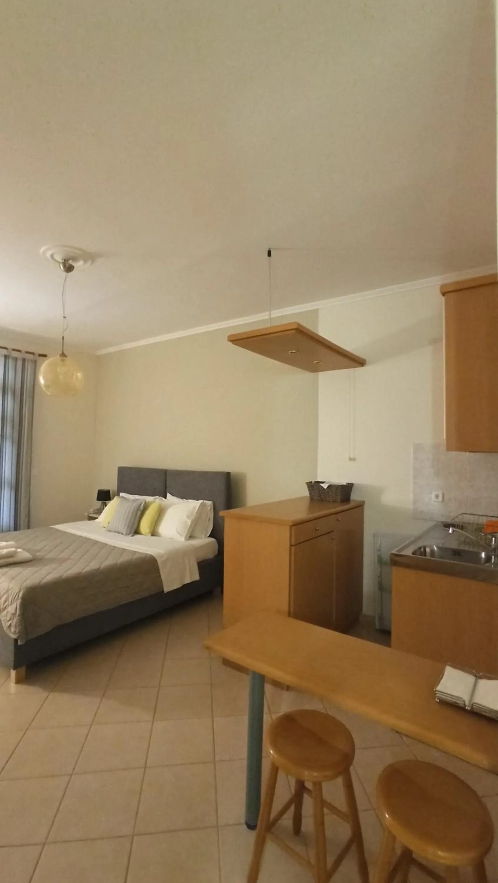 Photo of the whole room, Bed in To Kastro