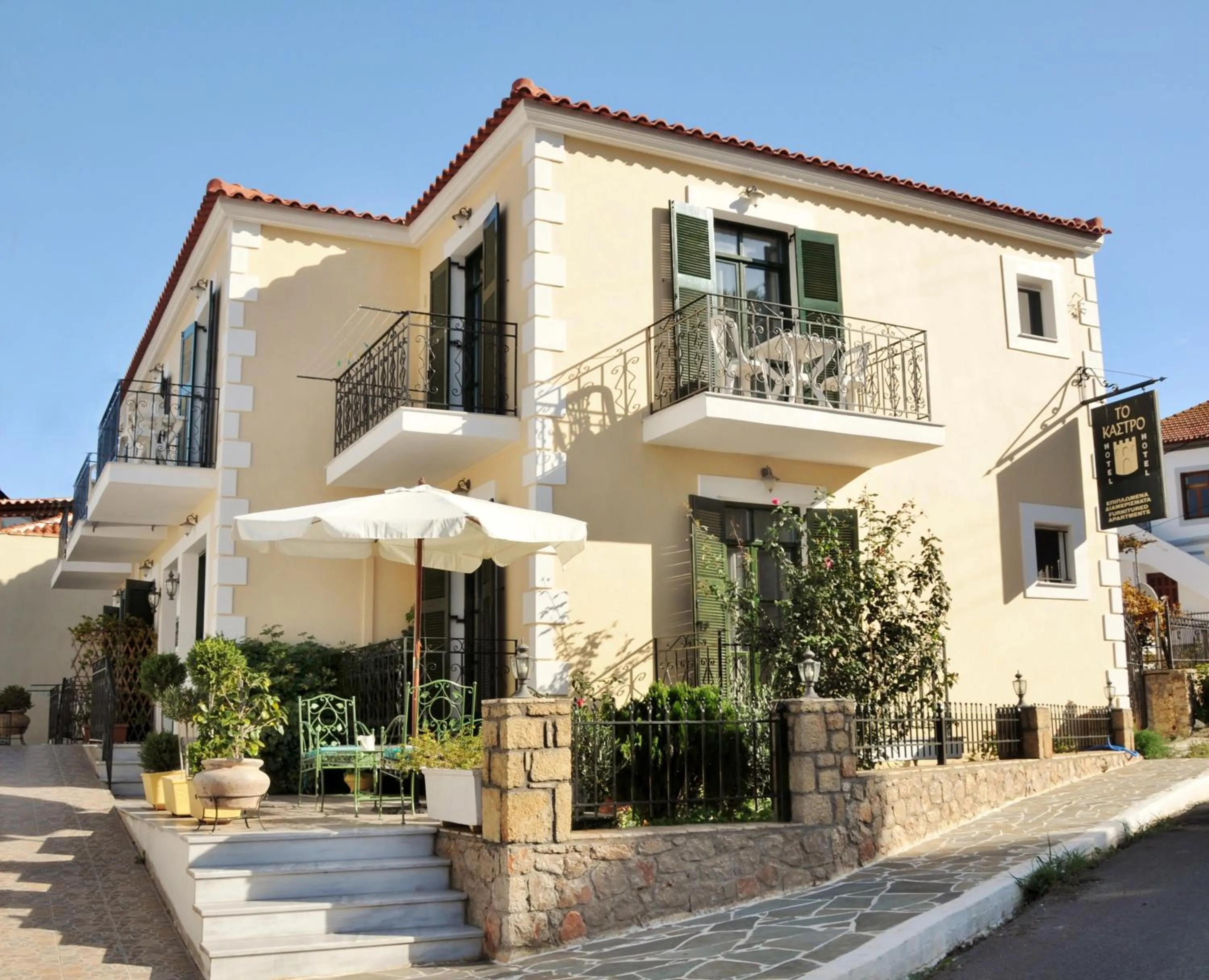 Property building in To Kastro