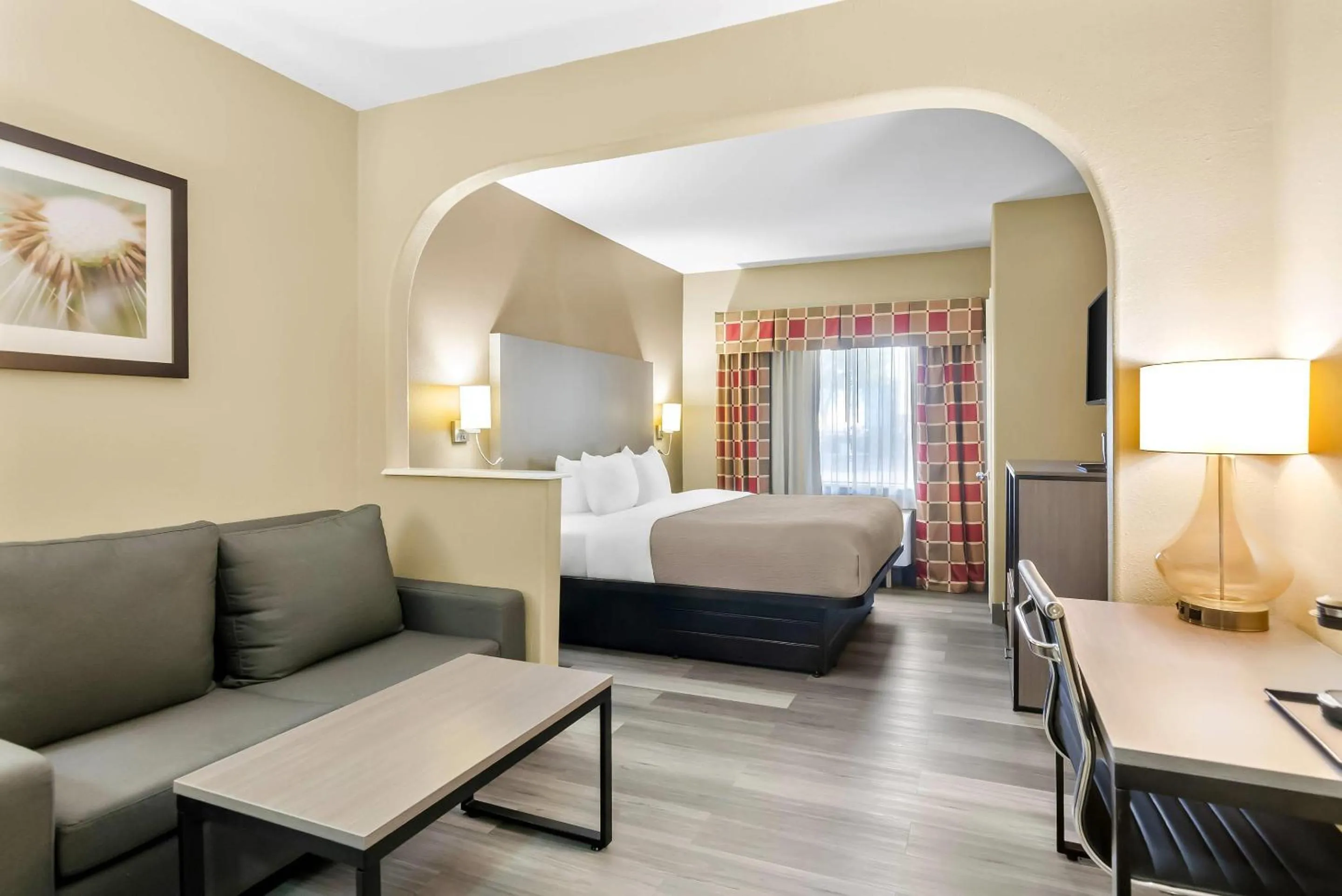 Bedroom, Bed in Quality Suites Houston NW Cy-Fair