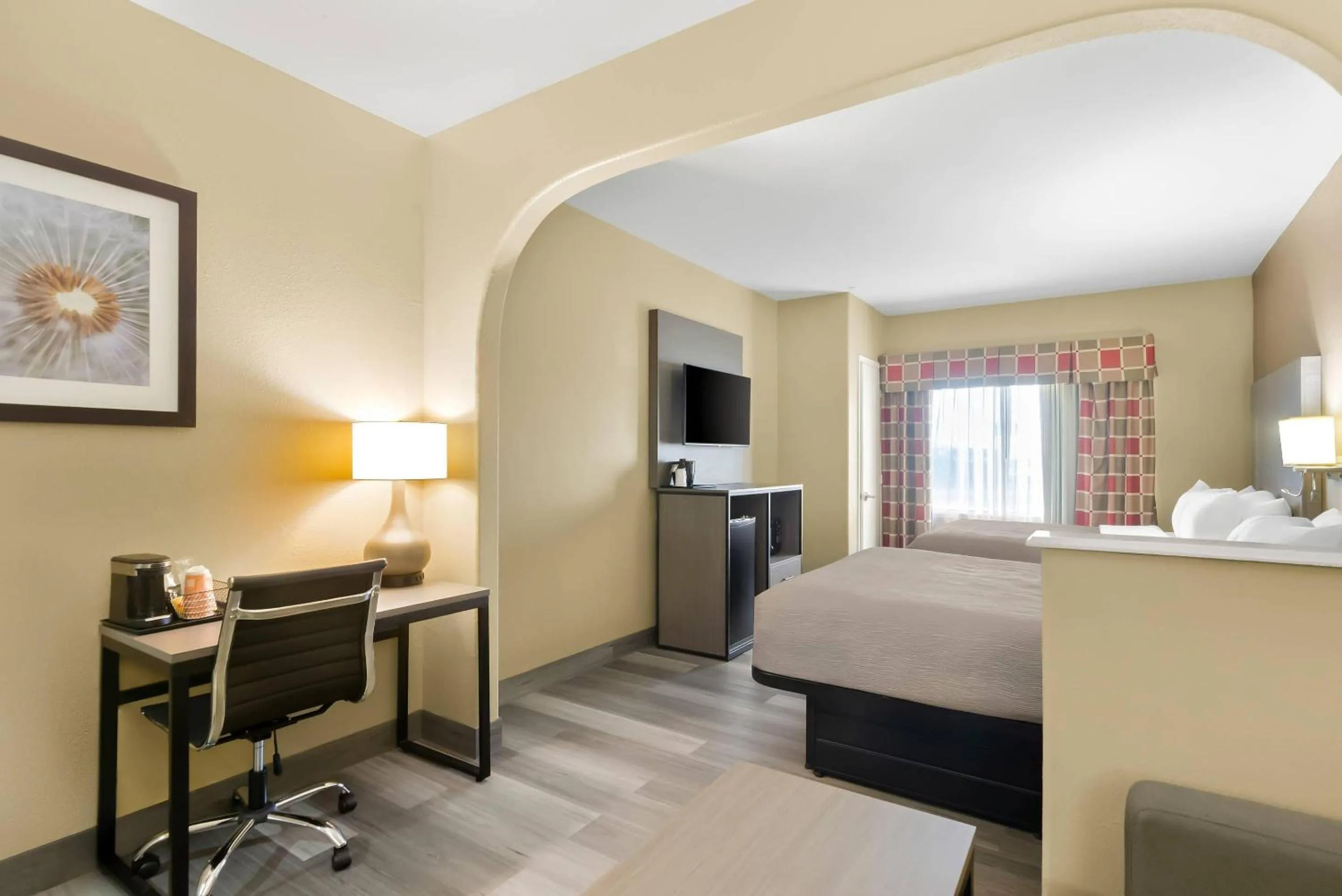 Bedroom, Bed in Quality Suites Houston NW Cy-Fair