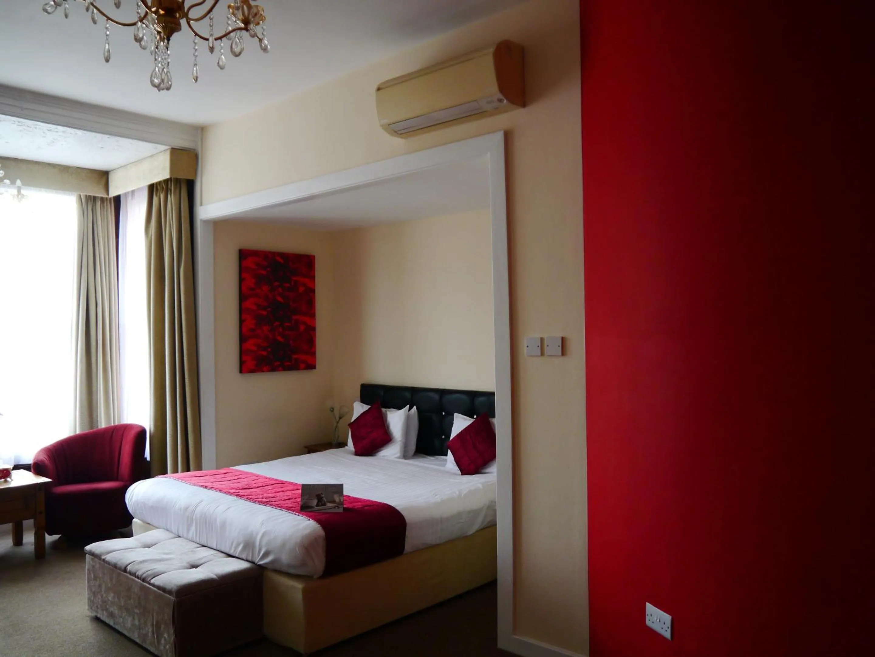 Bedroom, Bed in The Pearl Hotel