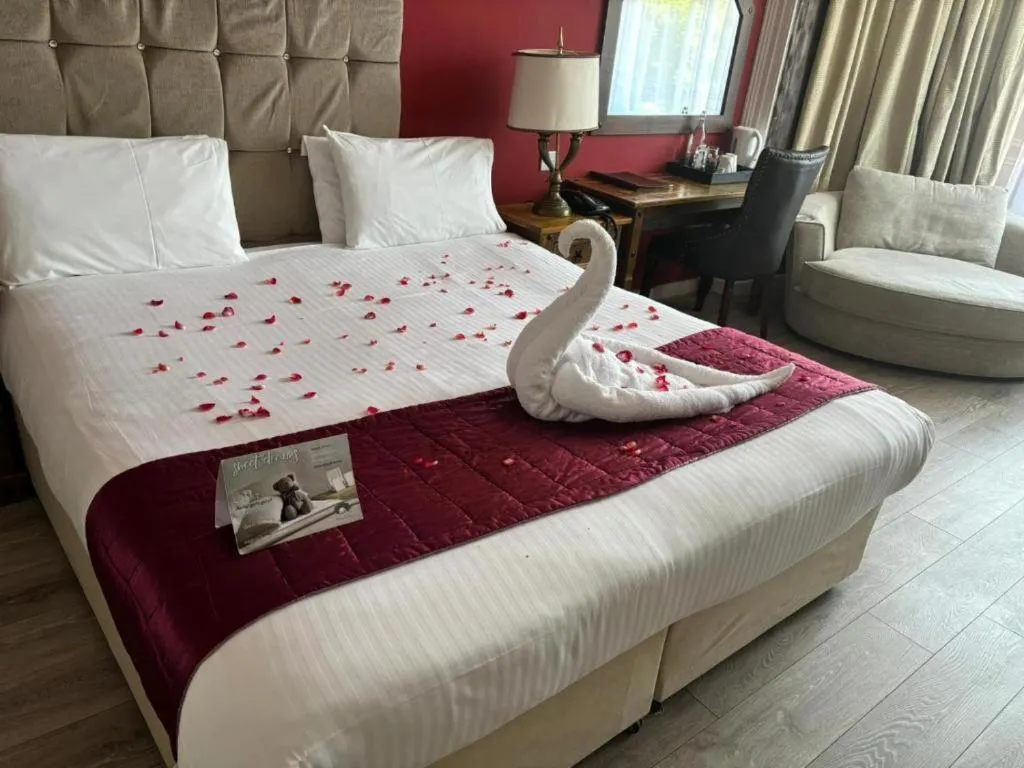 Bedroom, Bed in The Pearl Hotel