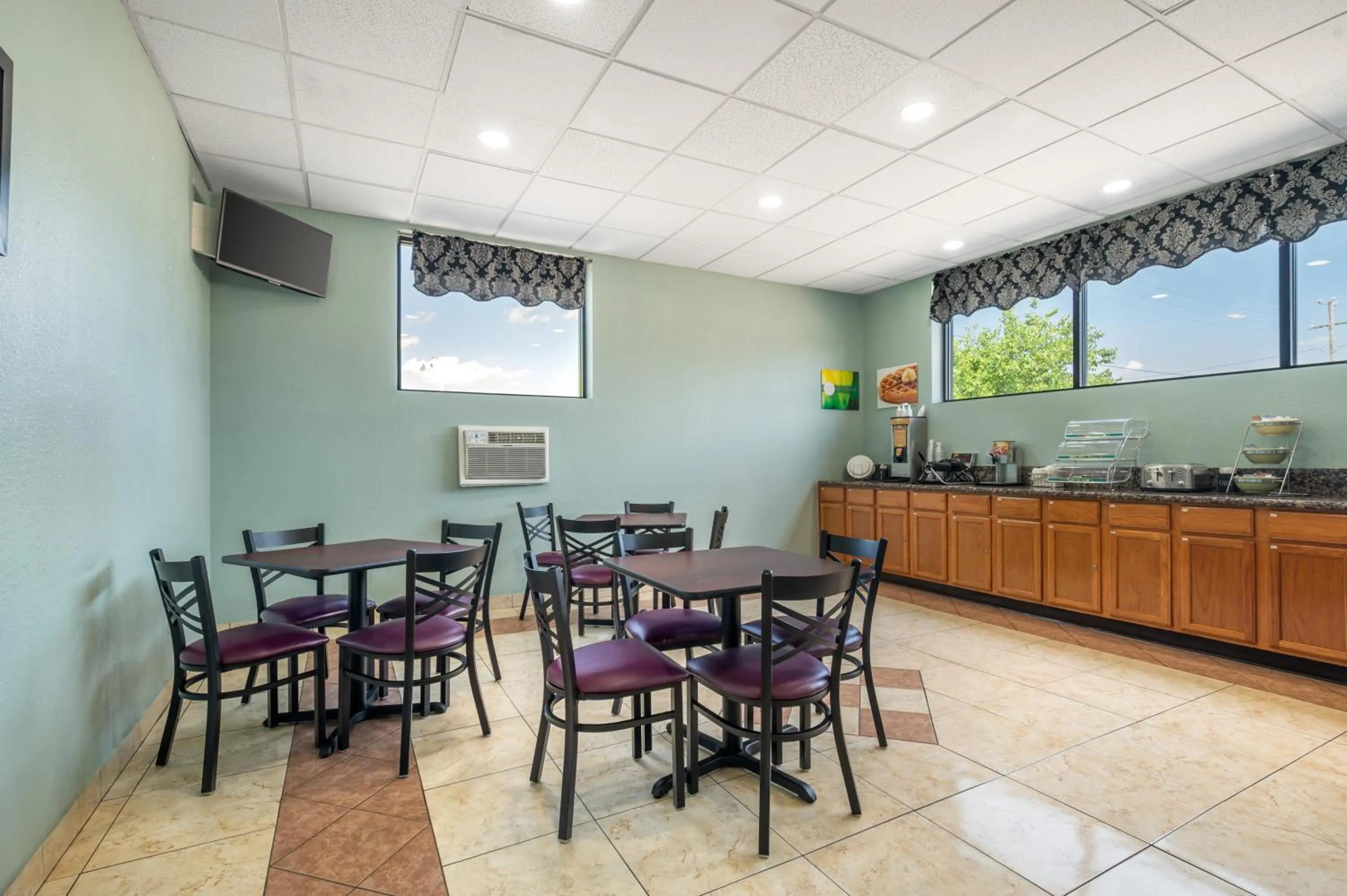 Breakfast in Quality Inn Chesapeake - Greenbrier