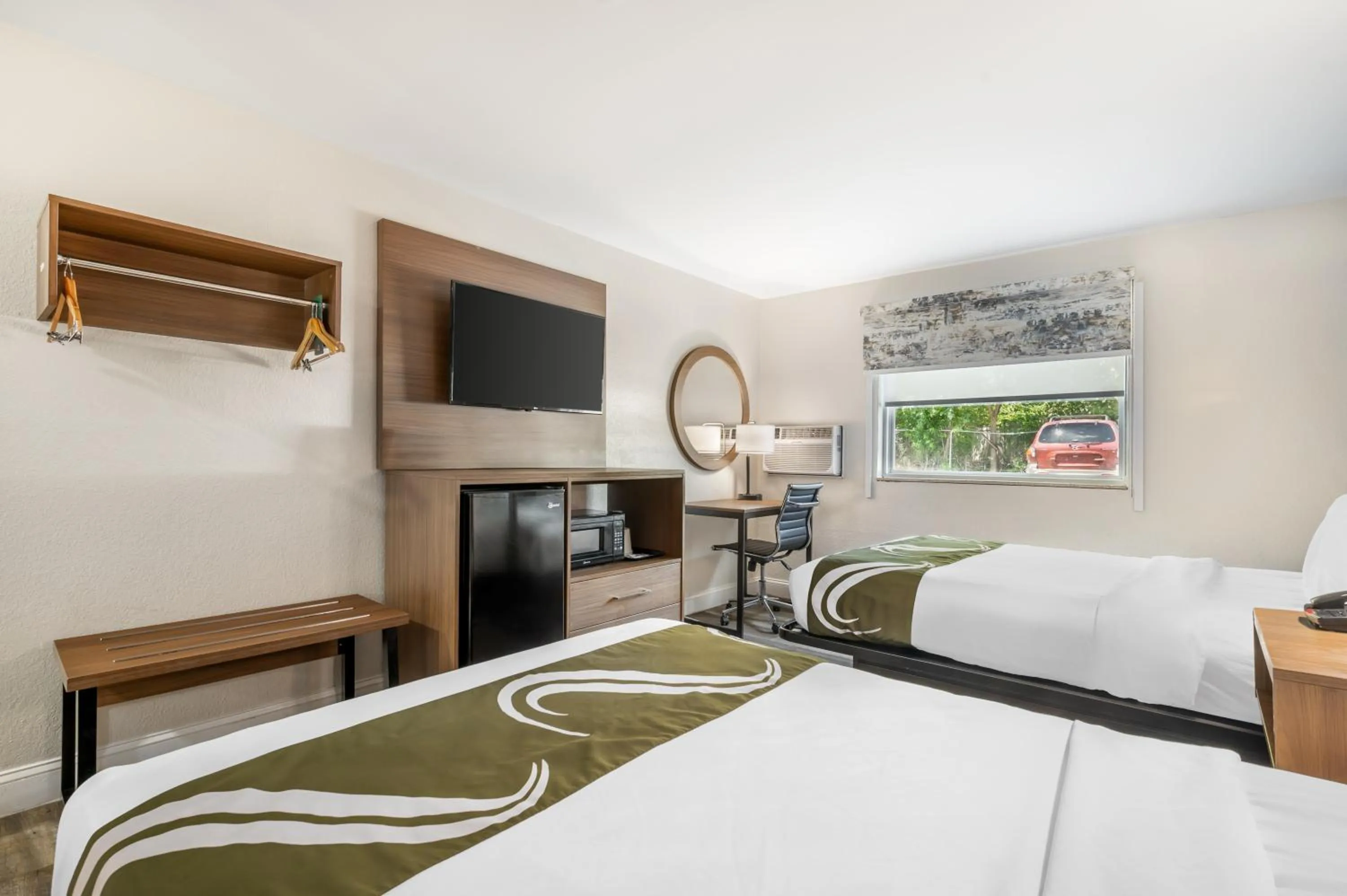 TV and multimedia, Bed in Quality Inn Chesapeake - Greenbrier