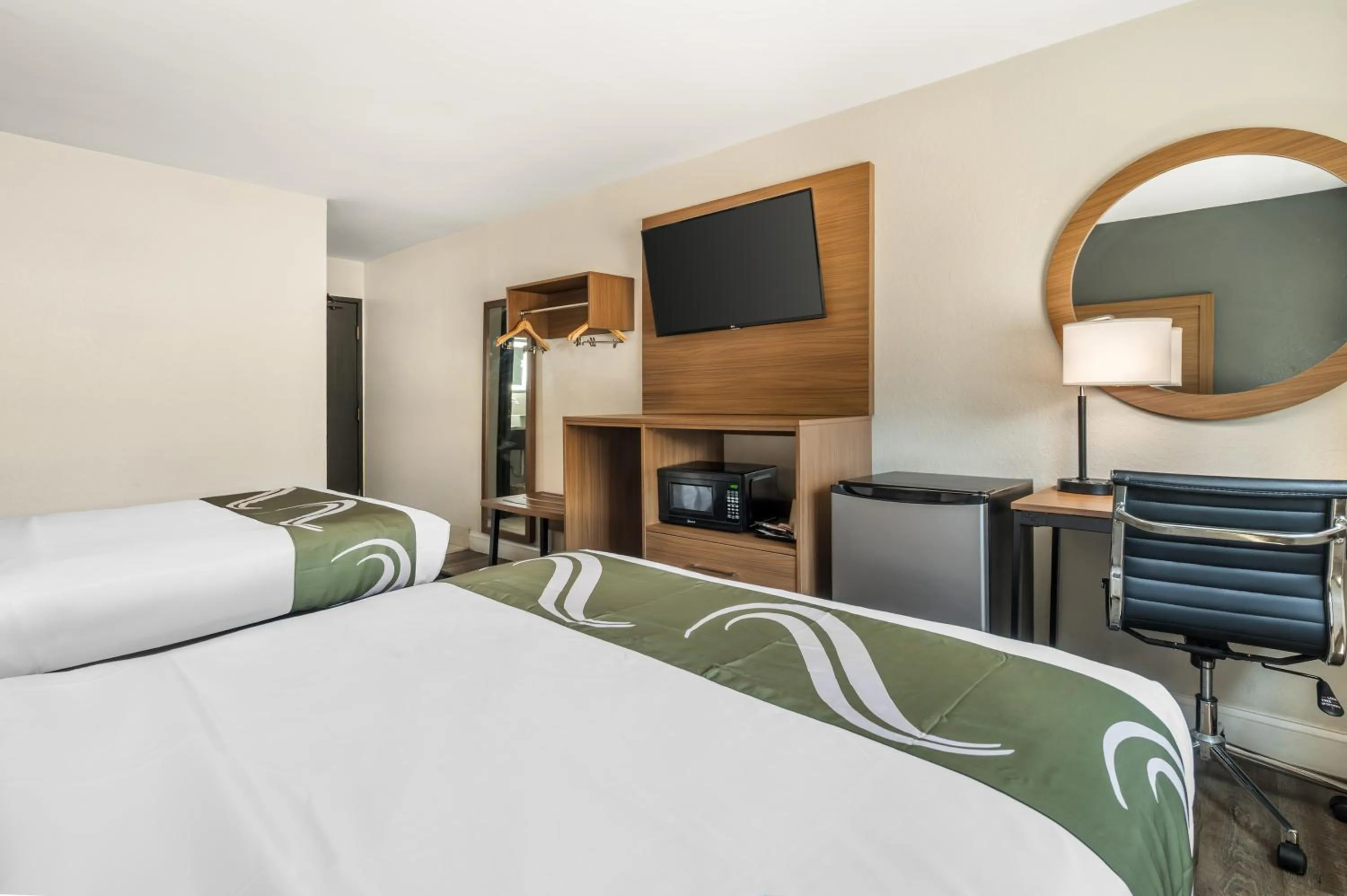 TV and multimedia, Bed in Quality Inn Chesapeake - Greenbrier