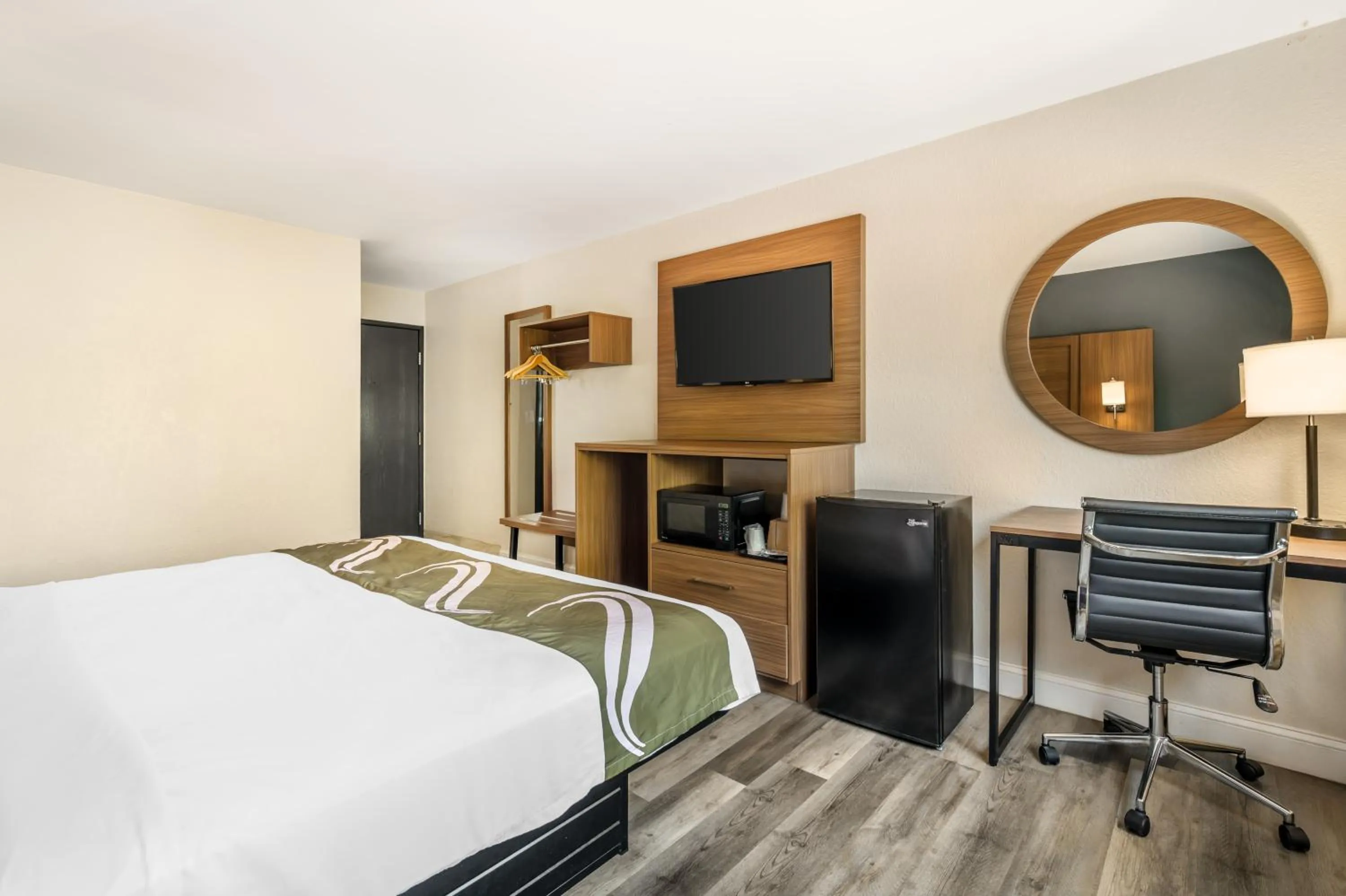 TV and multimedia, Bed in Quality Inn Chesapeake - Greenbrier