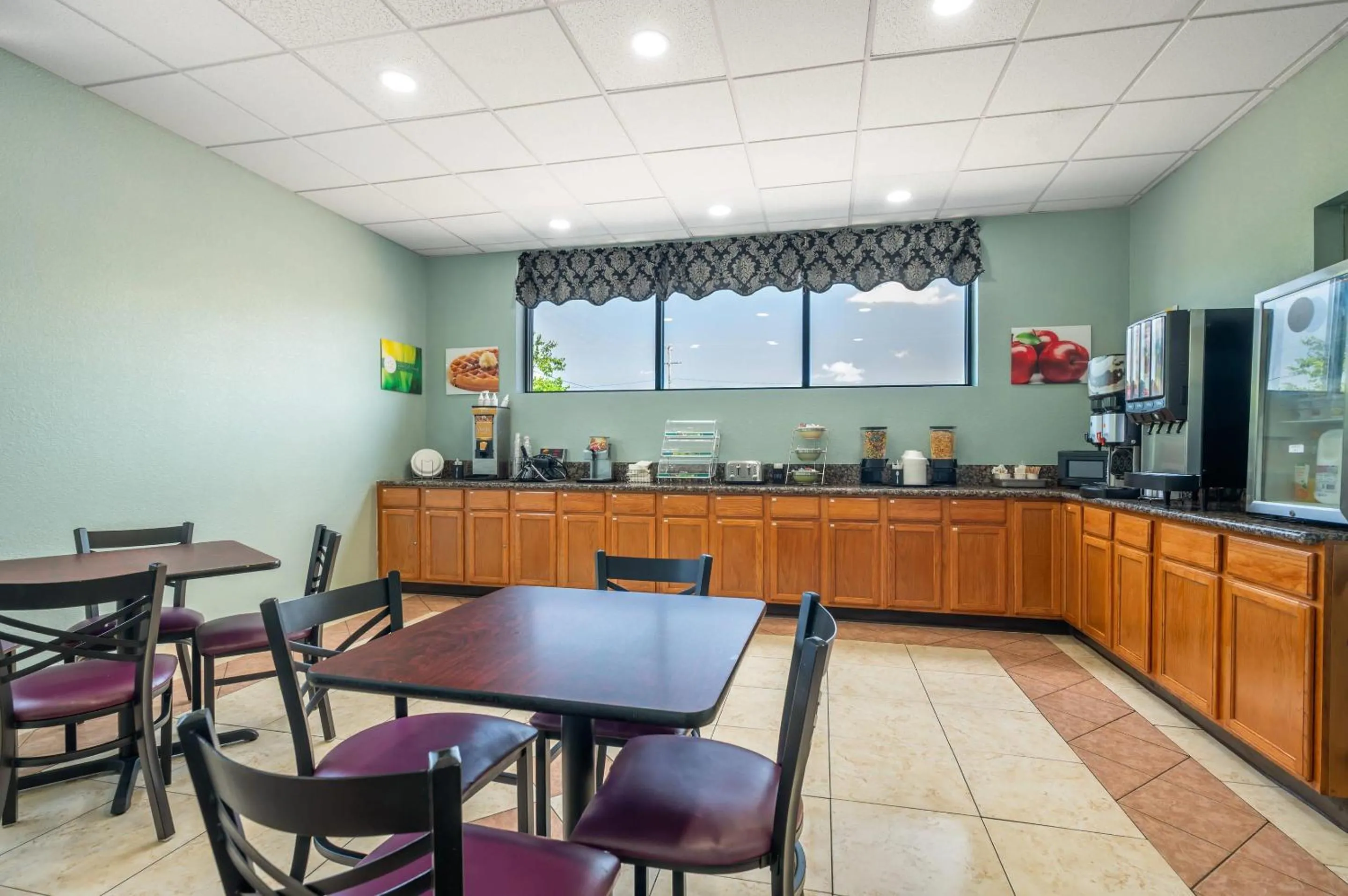 Breakfast in Quality Inn Chesapeake - Greenbrier