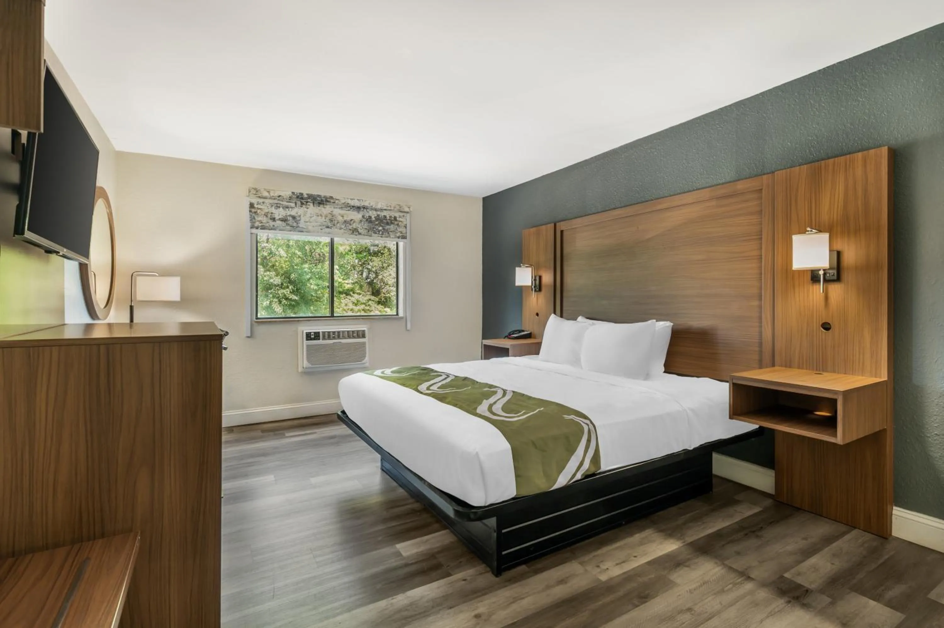 Bed in Quality Inn Chesapeake - Greenbrier