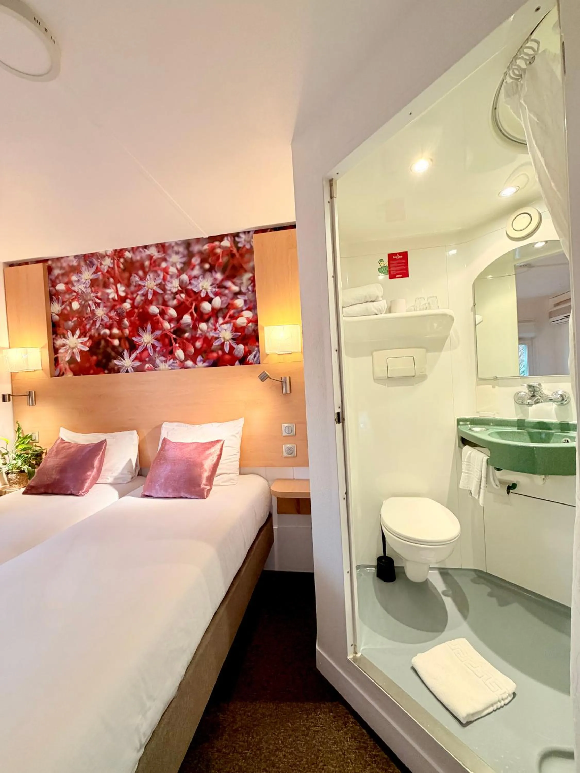 Bathroom, Bed in Fasthotel Orleans Zénith