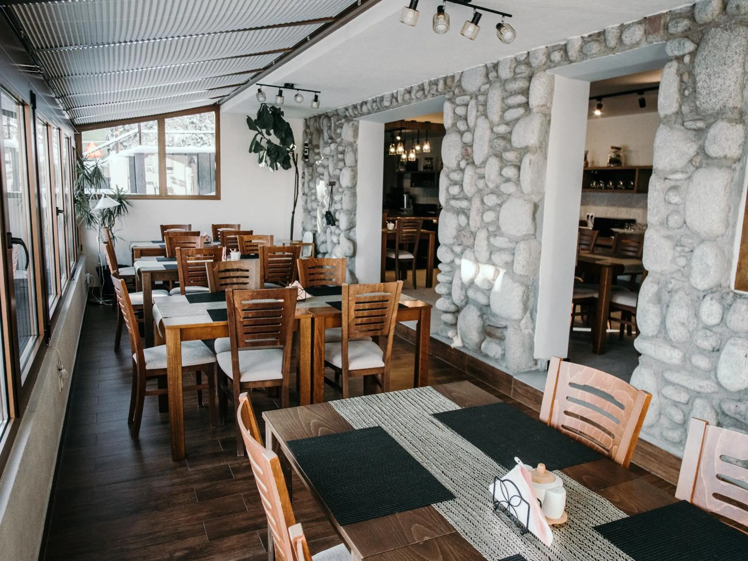 Dining area in Willa Pachówka - tam, gdzie natura spotyka się z nowoczesnością