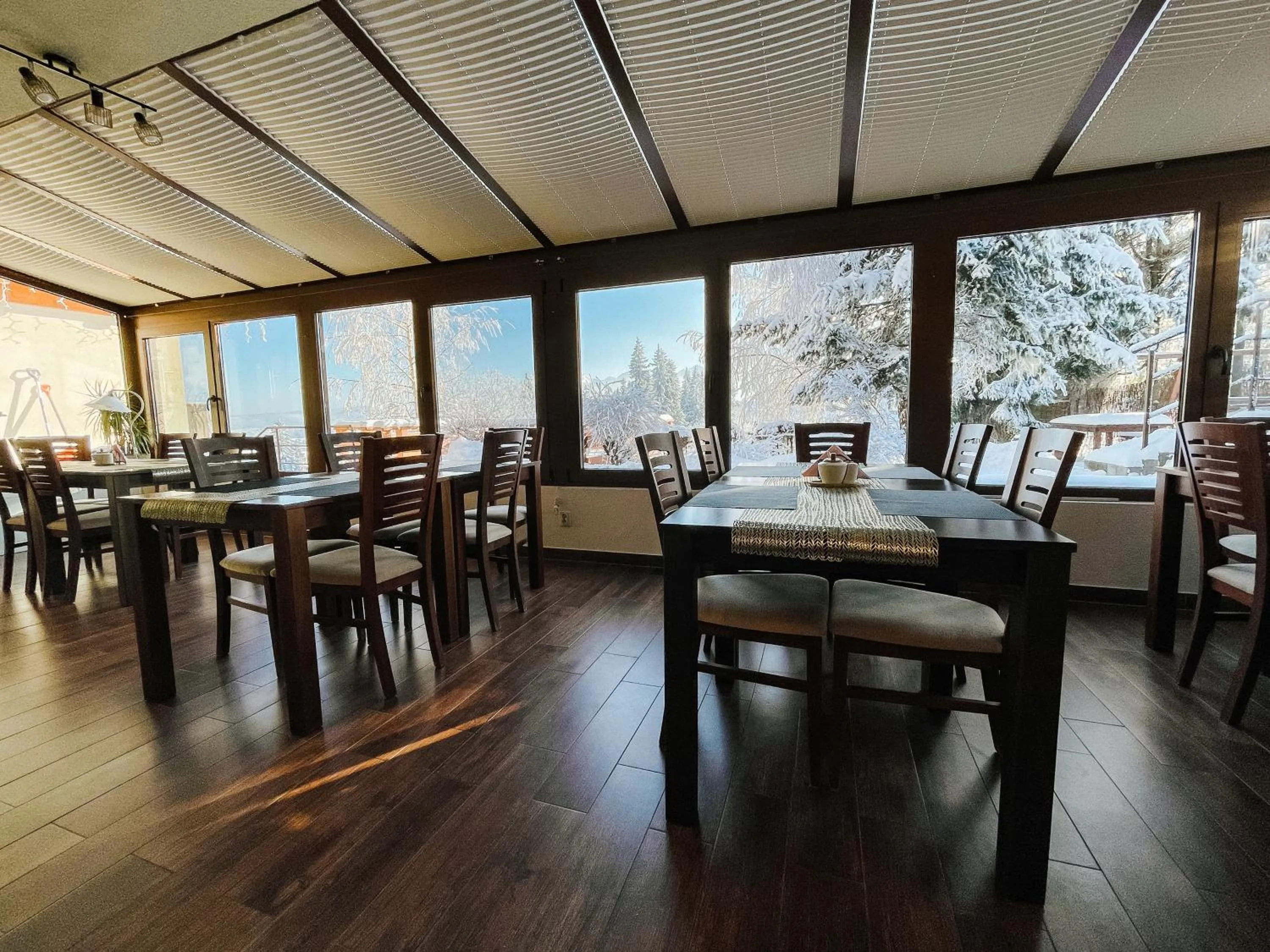Dining area in Willa Pachówka - tam, gdzie natura spotyka się z nowoczesnością