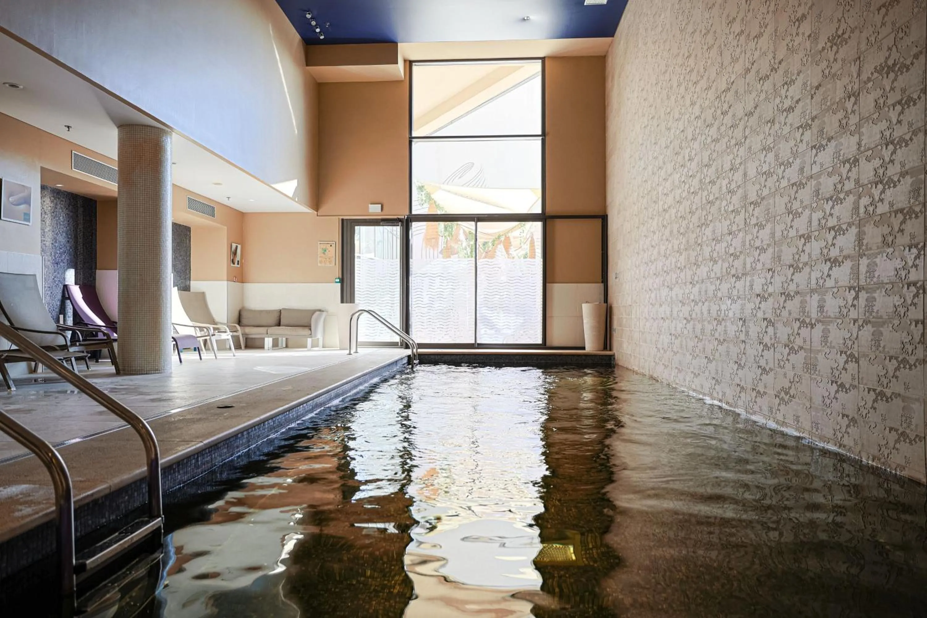 Swimming pool in Renaissance Aix-en-Provence Hotel
