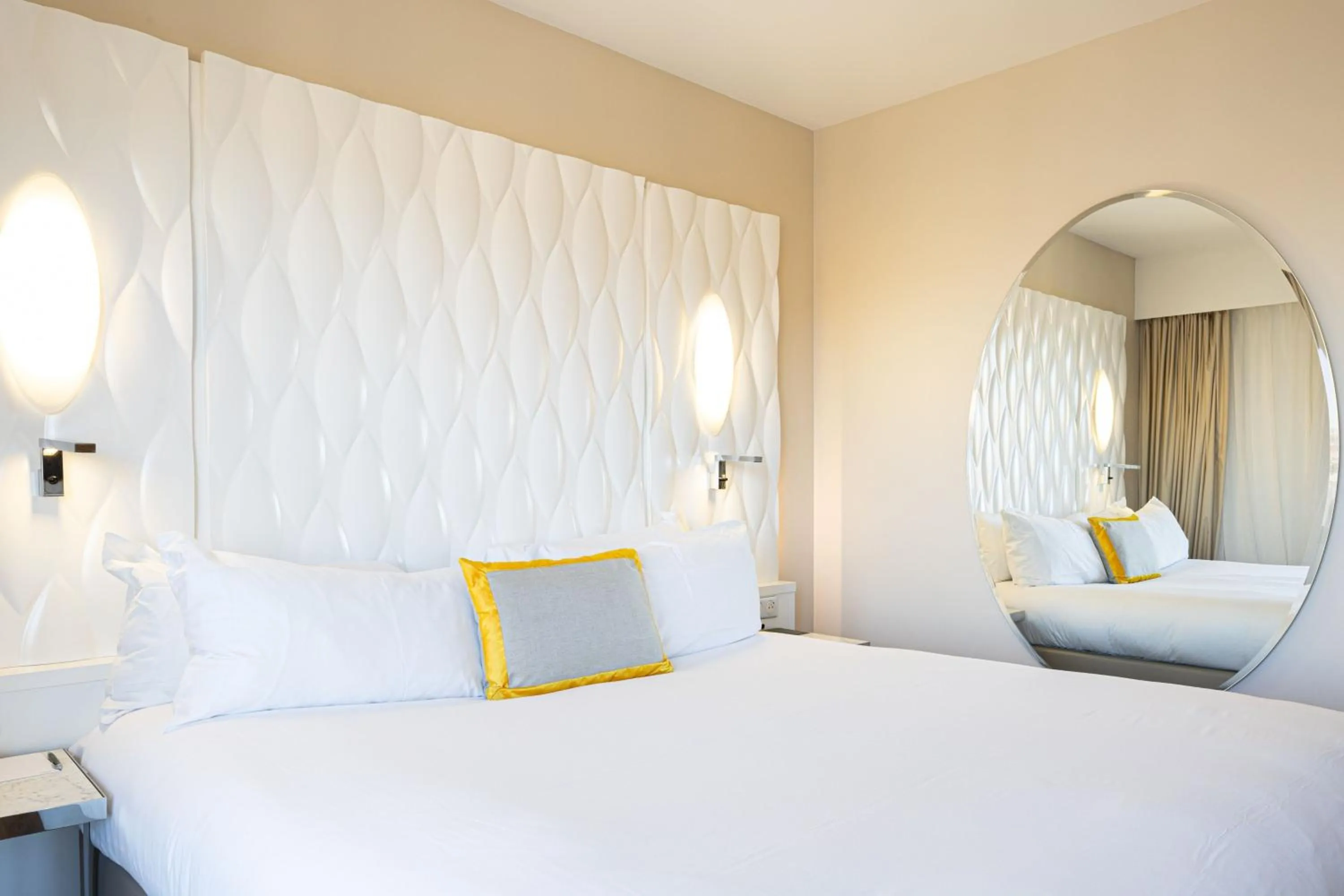 Photo of the whole room, Bed in Renaissance Aix-en-Provence Hotel