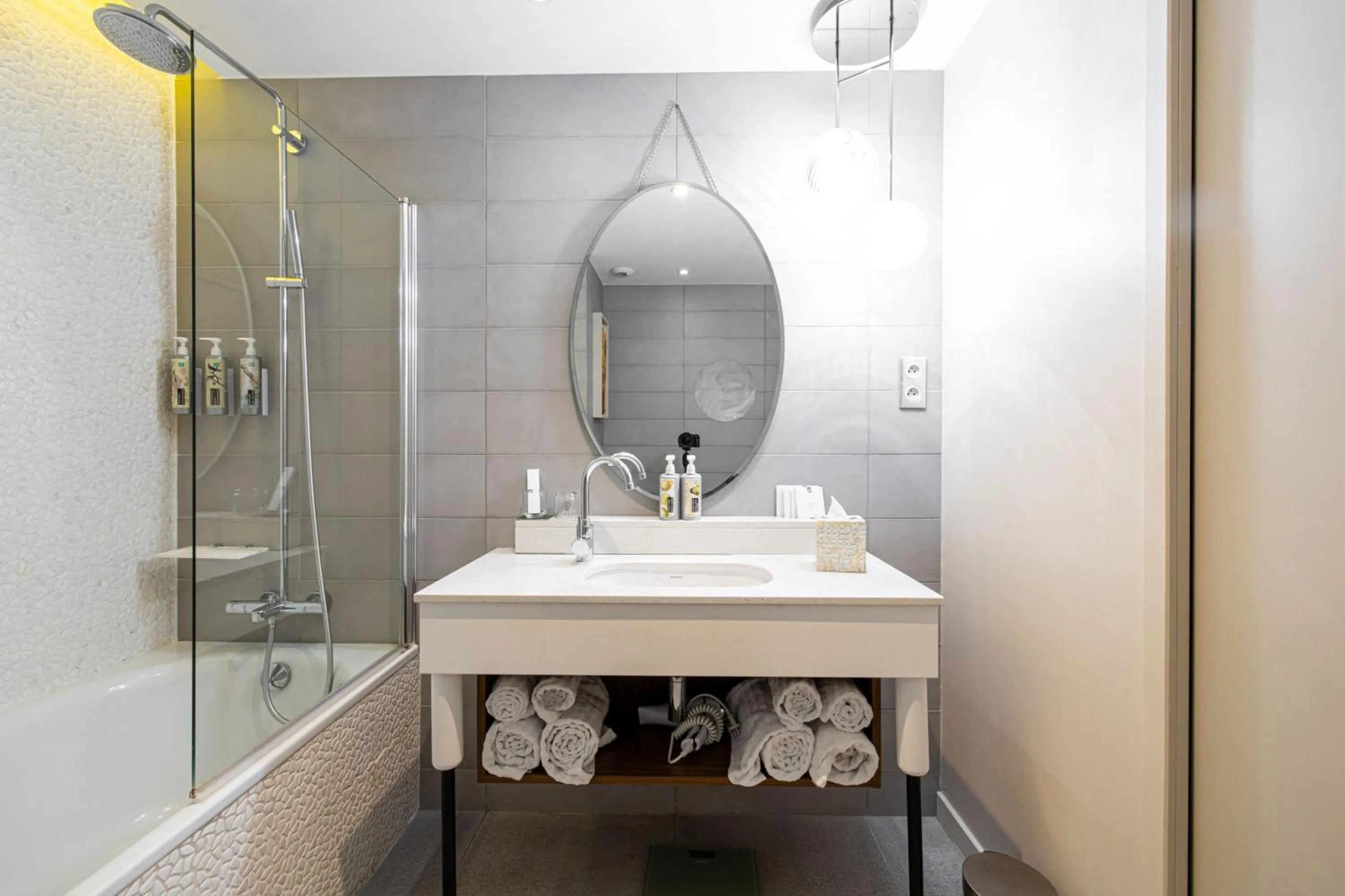 Photo of the whole room in Renaissance Aix-en-Provence Hotel