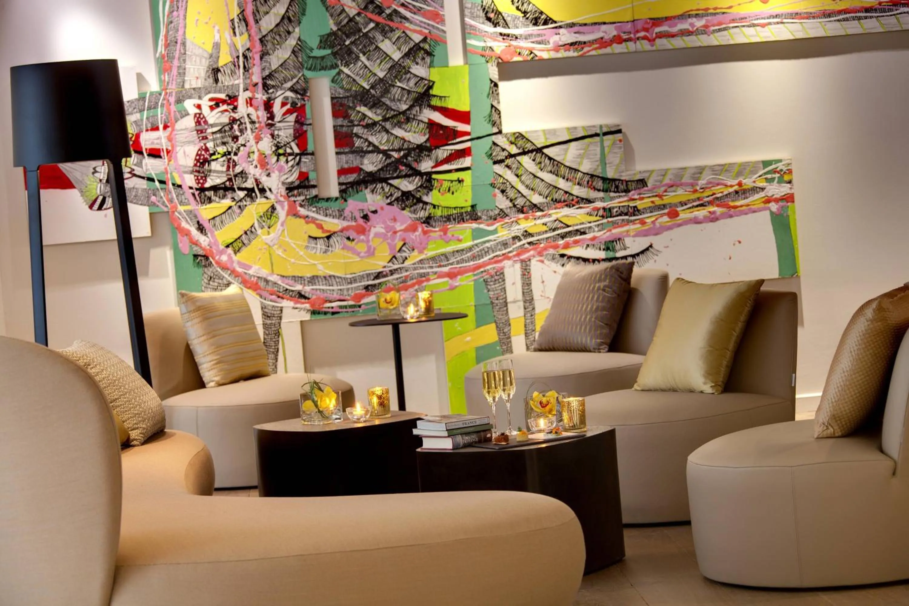 Lounge or bar in Renaissance Aix-en-Provence Hotel