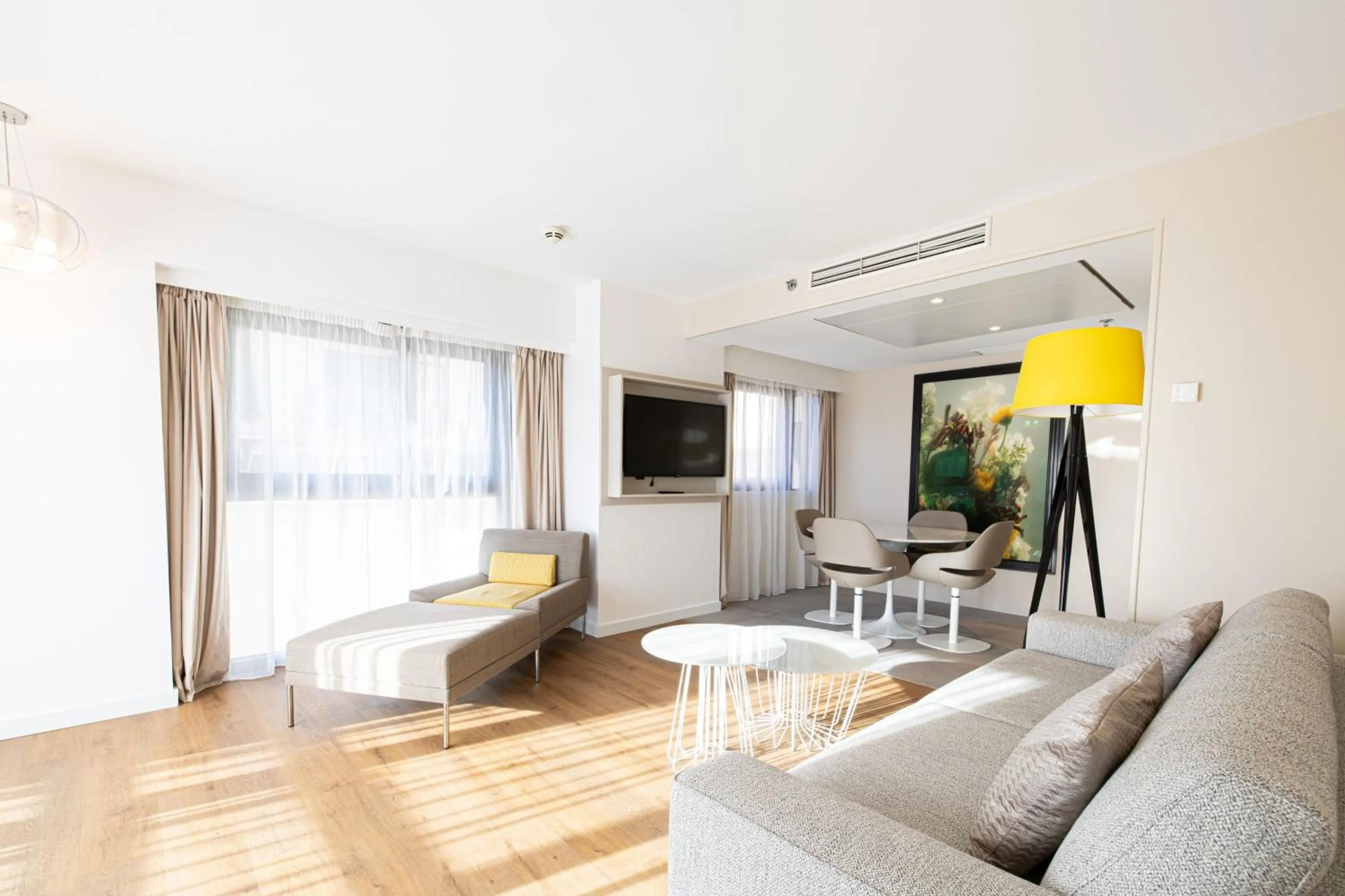 Living room in Renaissance Aix-en-Provence Hotel