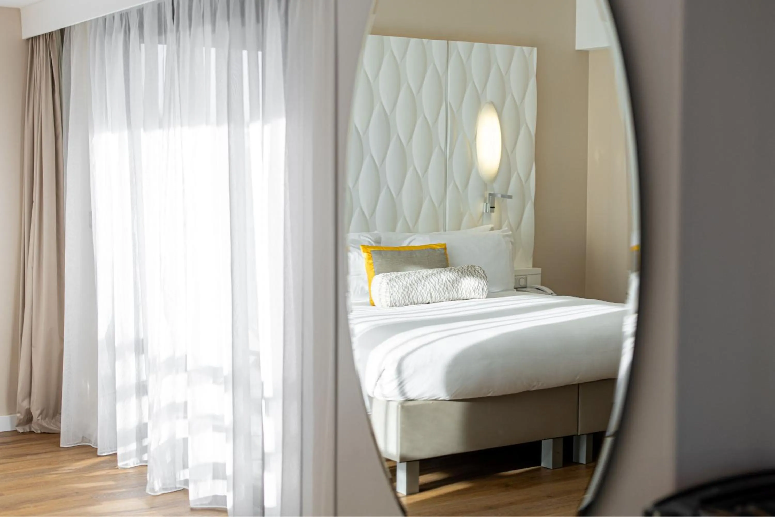 Living room, Bed in Renaissance Aix-en-Provence Hotel