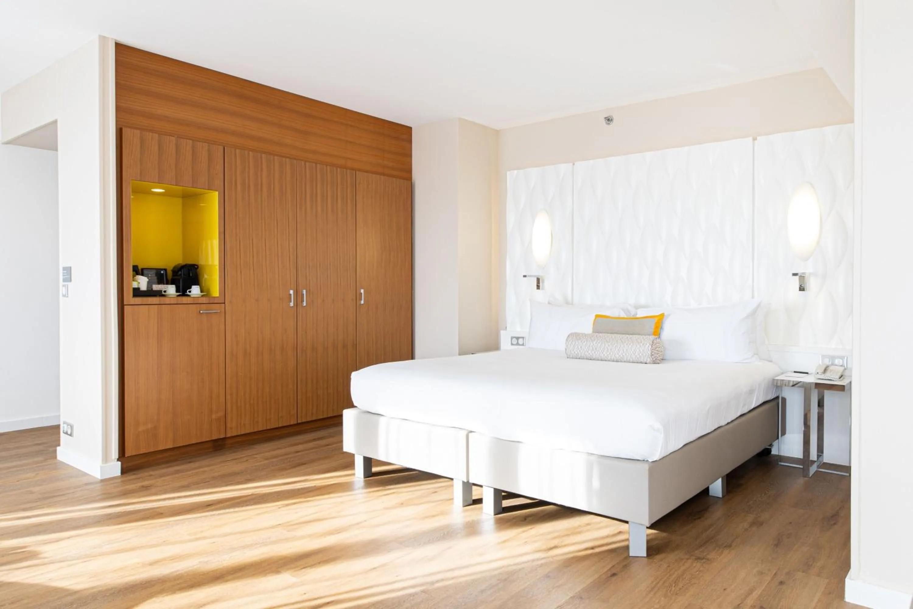 Photo of the whole room, Bed in Renaissance Aix-en-Provence Hotel