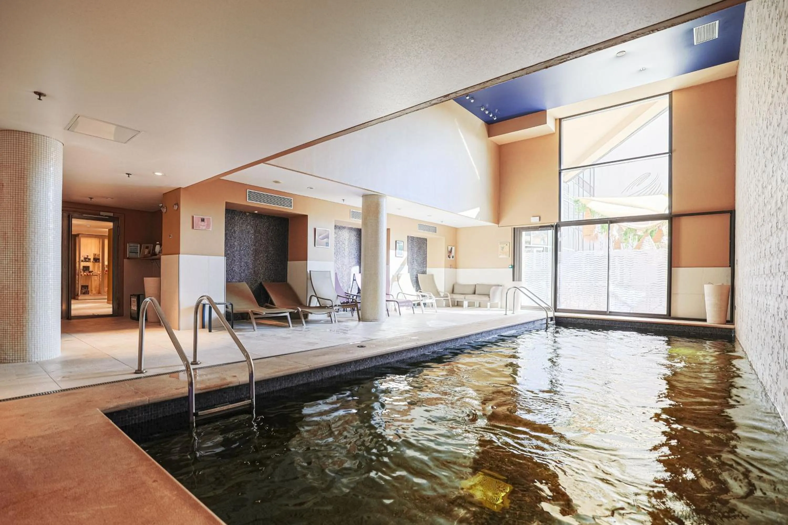 Swimming pool in Renaissance Aix-en-Provence Hotel