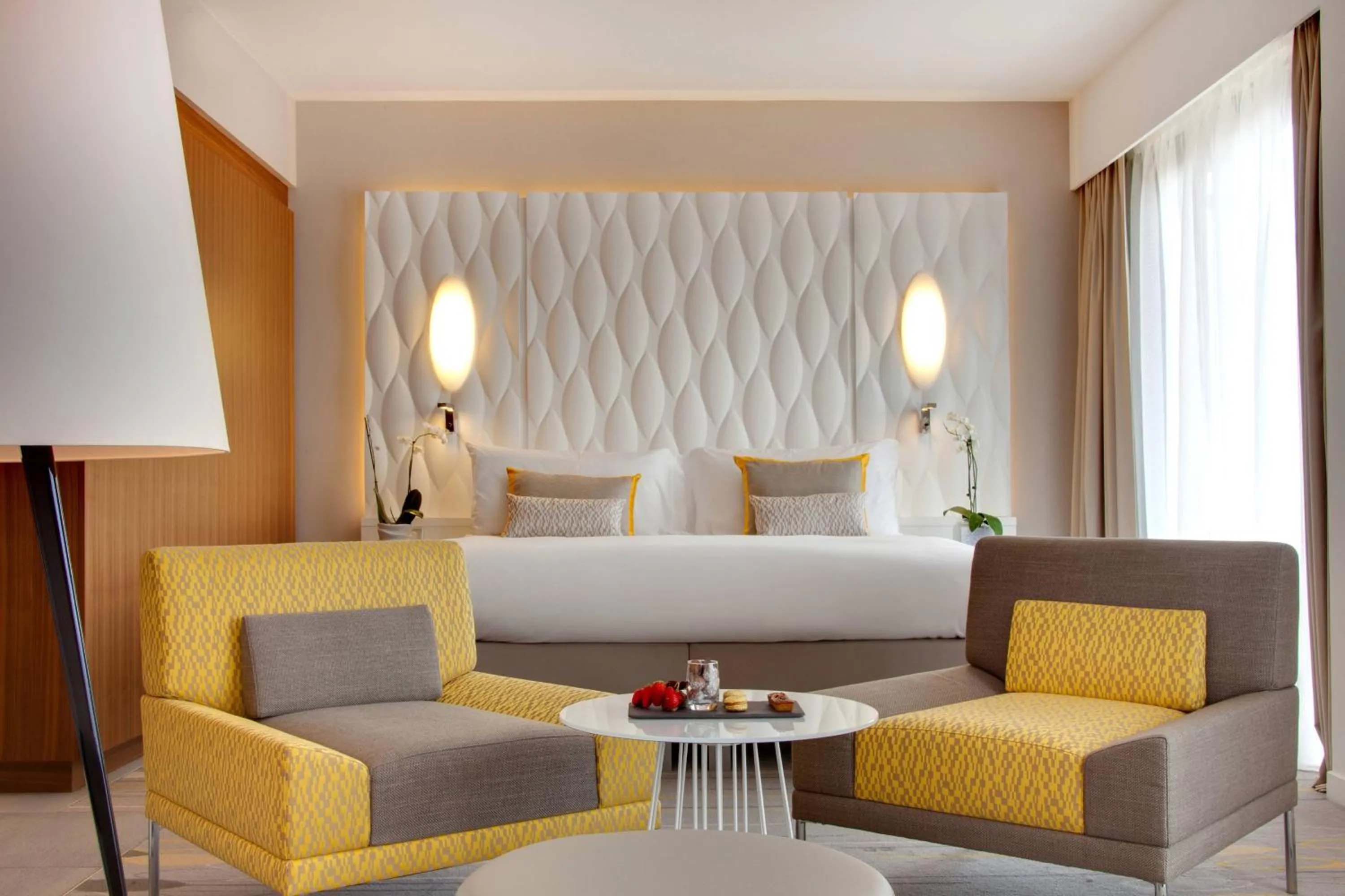 Photo of the whole room, Bed in Renaissance Aix-en-Provence Hotel