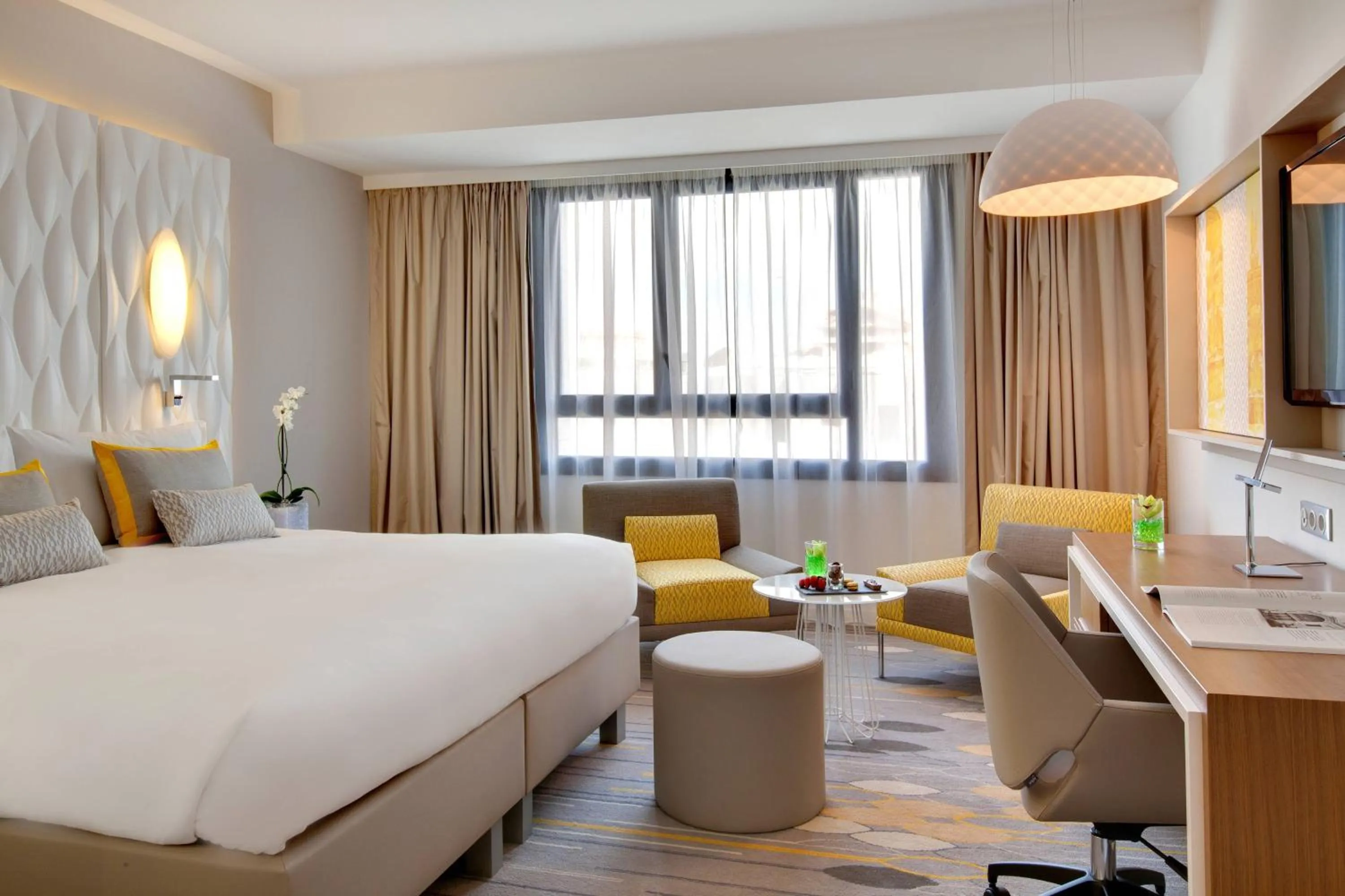 Photo of the whole room, Bed in Renaissance Aix-en-Provence Hotel