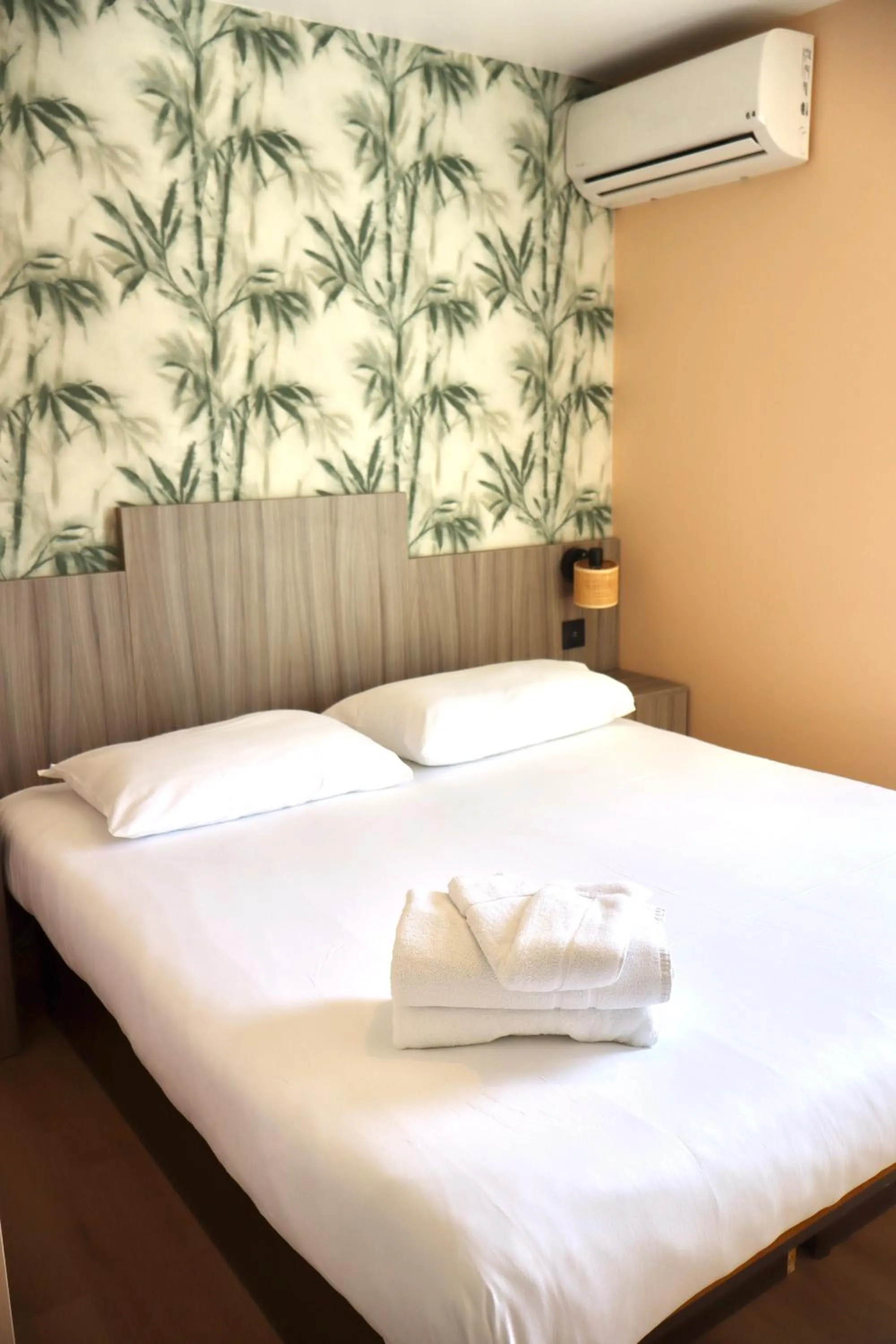 Bedroom, Bed in Brit Hotel Essentiel REIMS Taissy