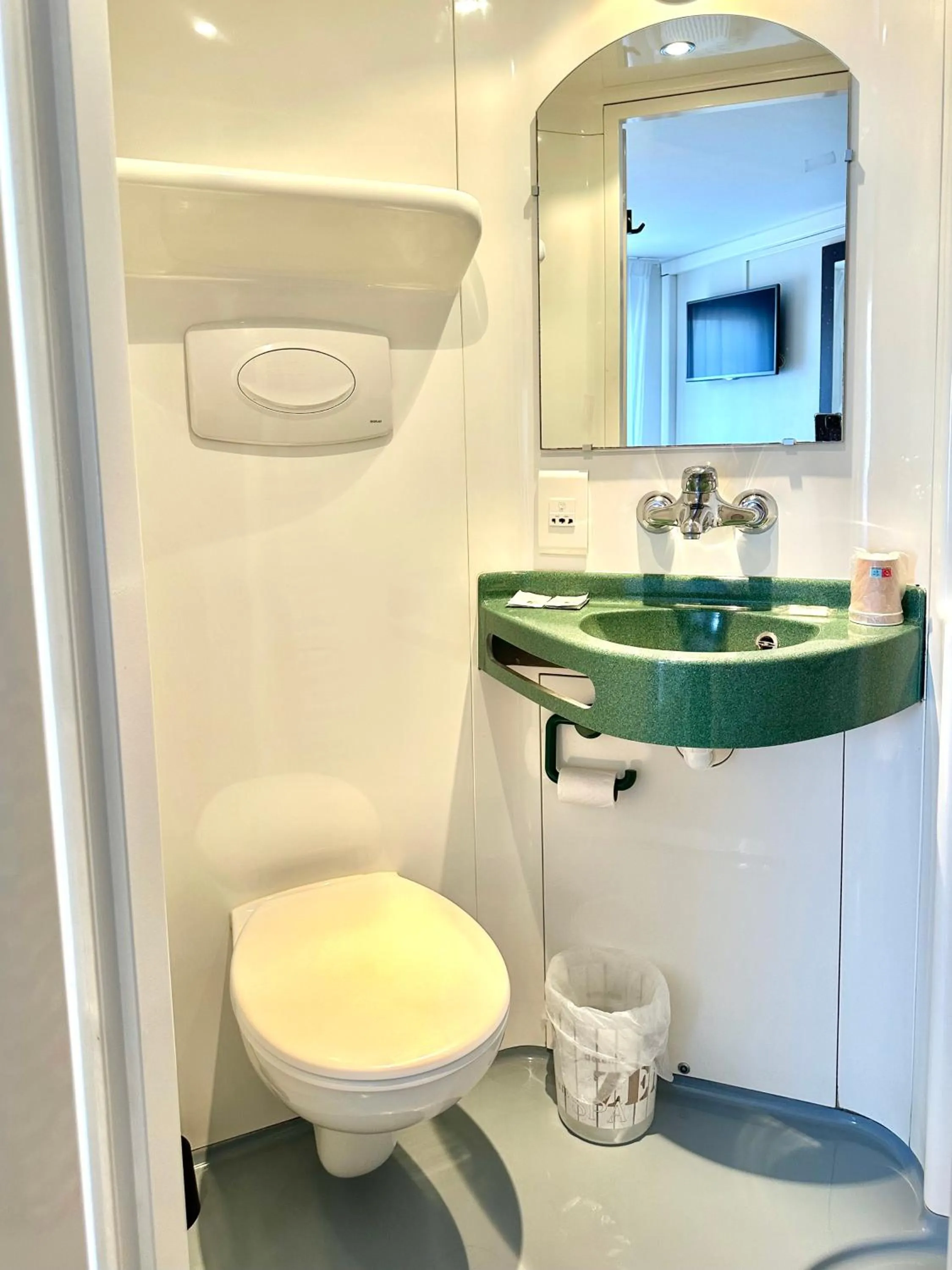 Bathroom in Brit Hotel Essentiel REIMS Taissy