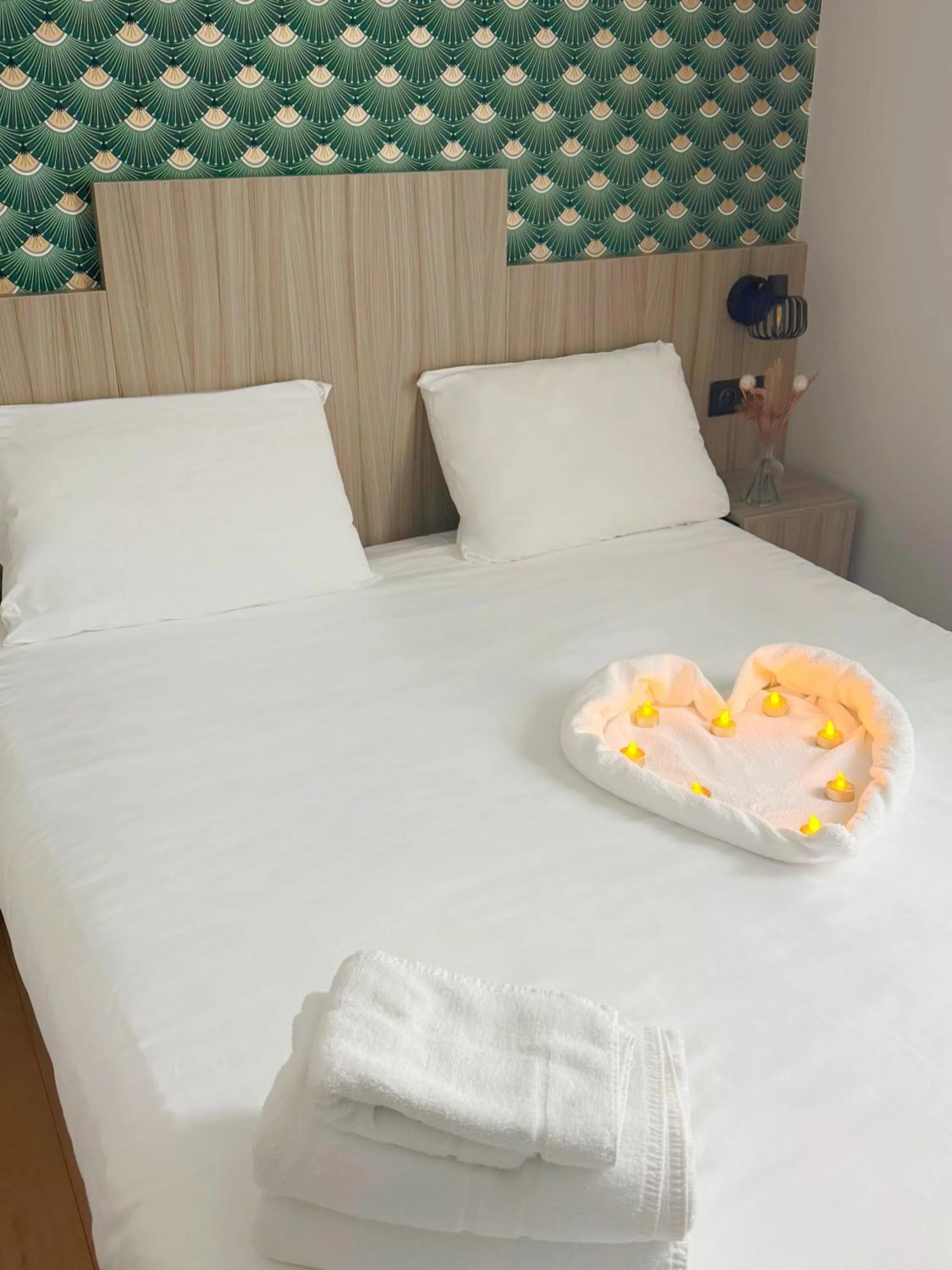 Photo of the whole room, Bed in Brit Hotel Essentiel REIMS Taissy