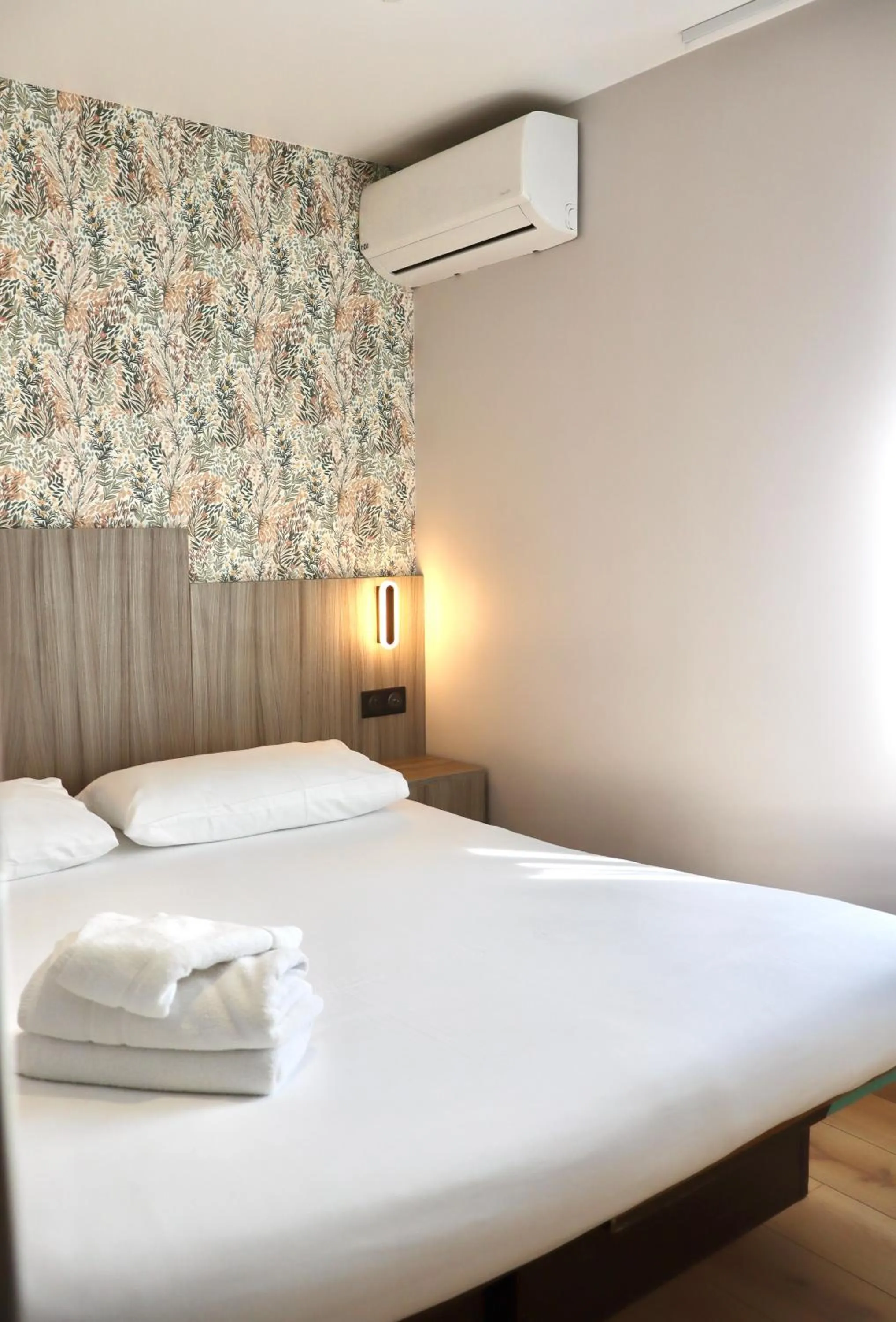 Bedroom, Bed in Brit Hotel Essentiel REIMS Taissy