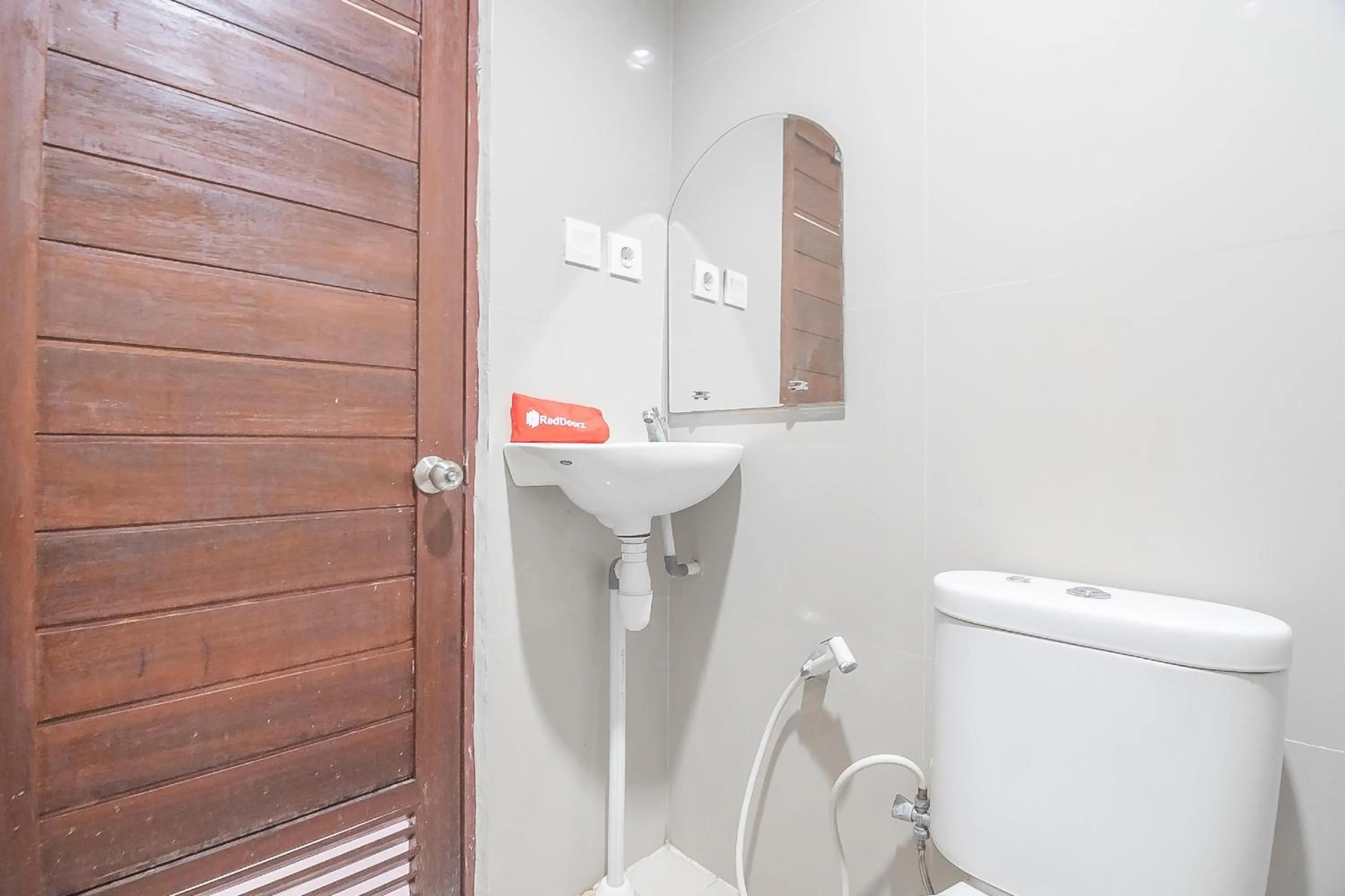 Bathroom in RedDoorz Syariah At Jalan cilik Riwut Kapuas