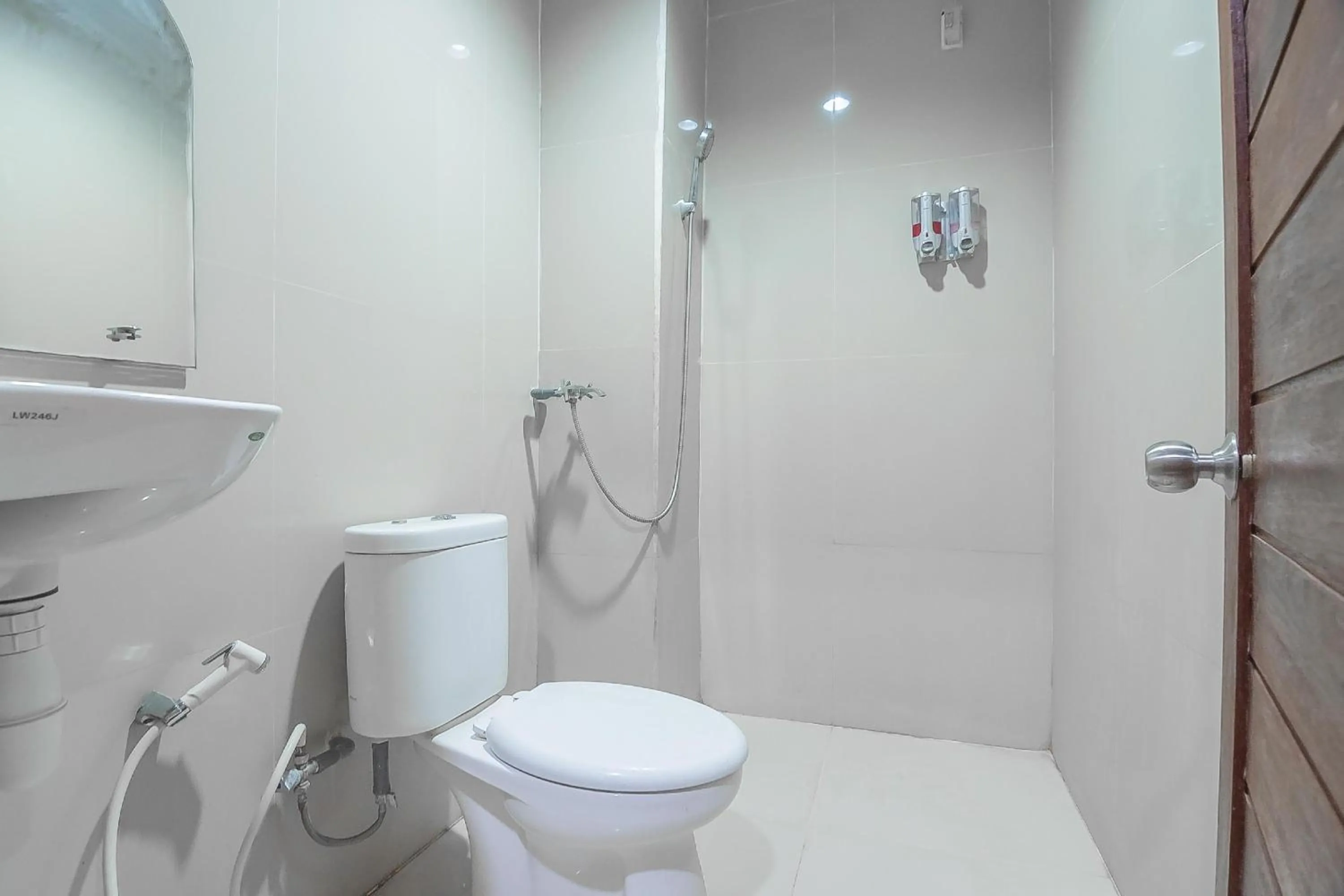 Bathroom in RedDoorz Syariah At Jalan cilik Riwut Kapuas