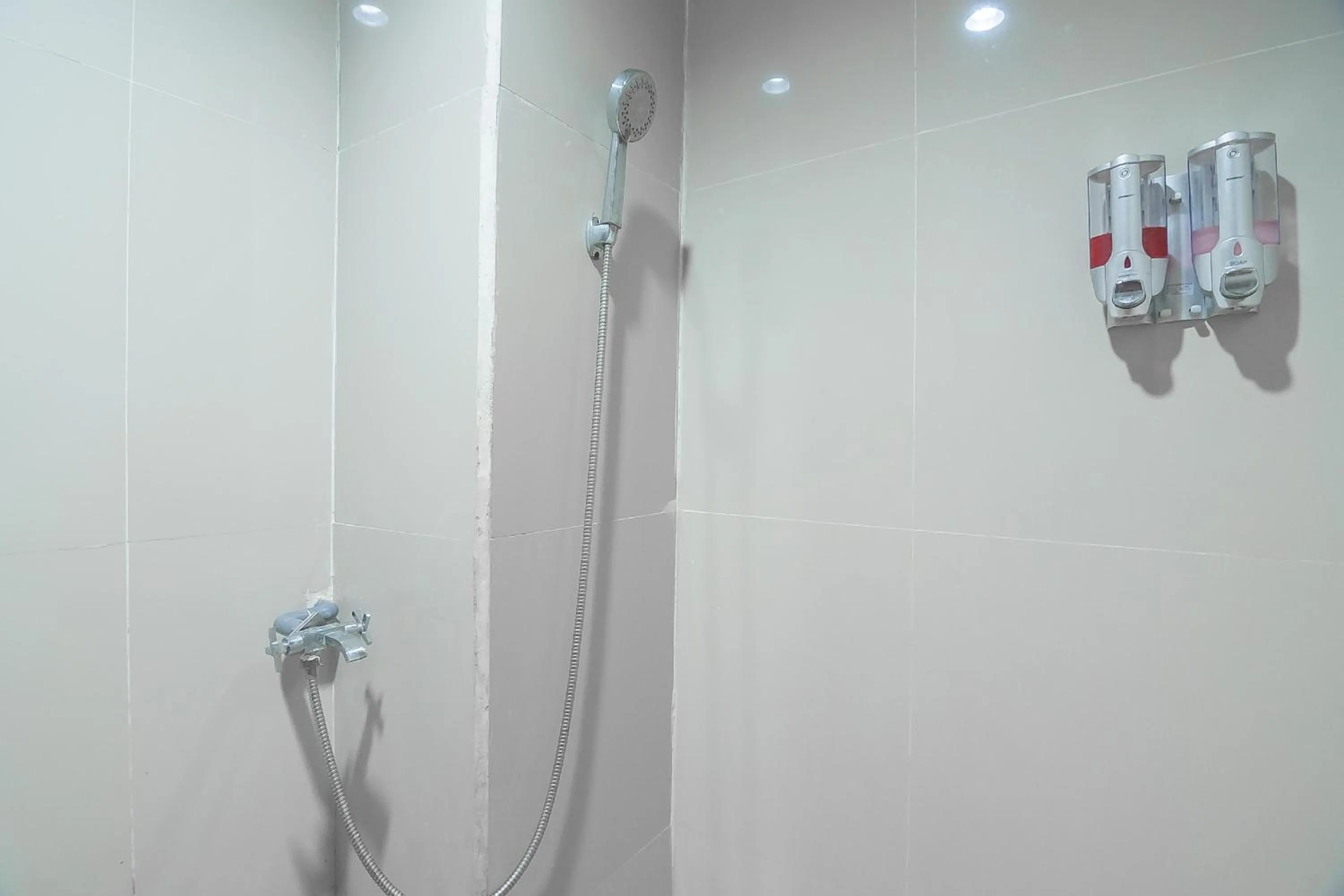 Bathroom in RedDoorz Syariah At Jalan cilik Riwut Kapuas