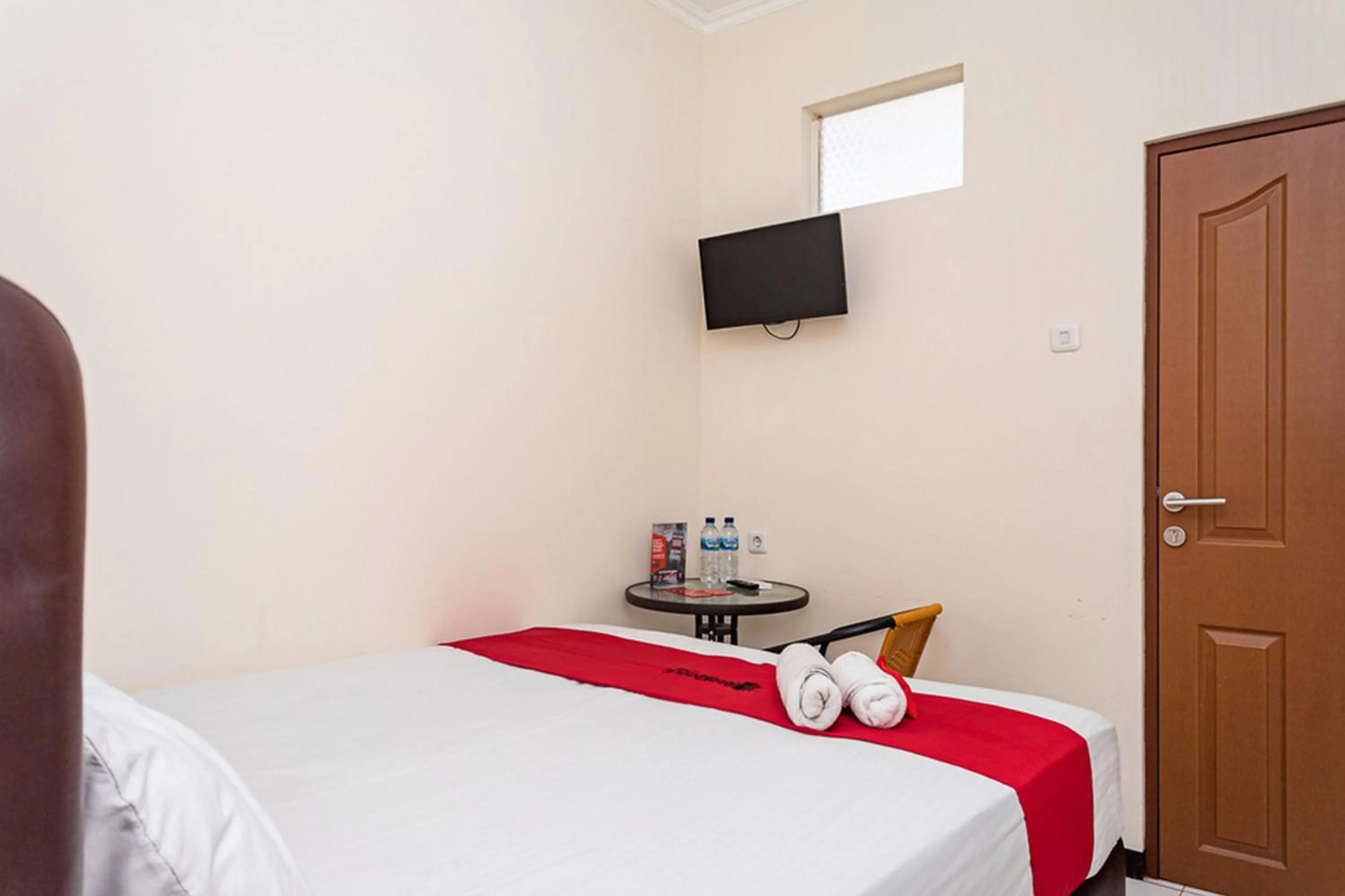 Bed in RedDoorz near Alun Alun Bandung 2