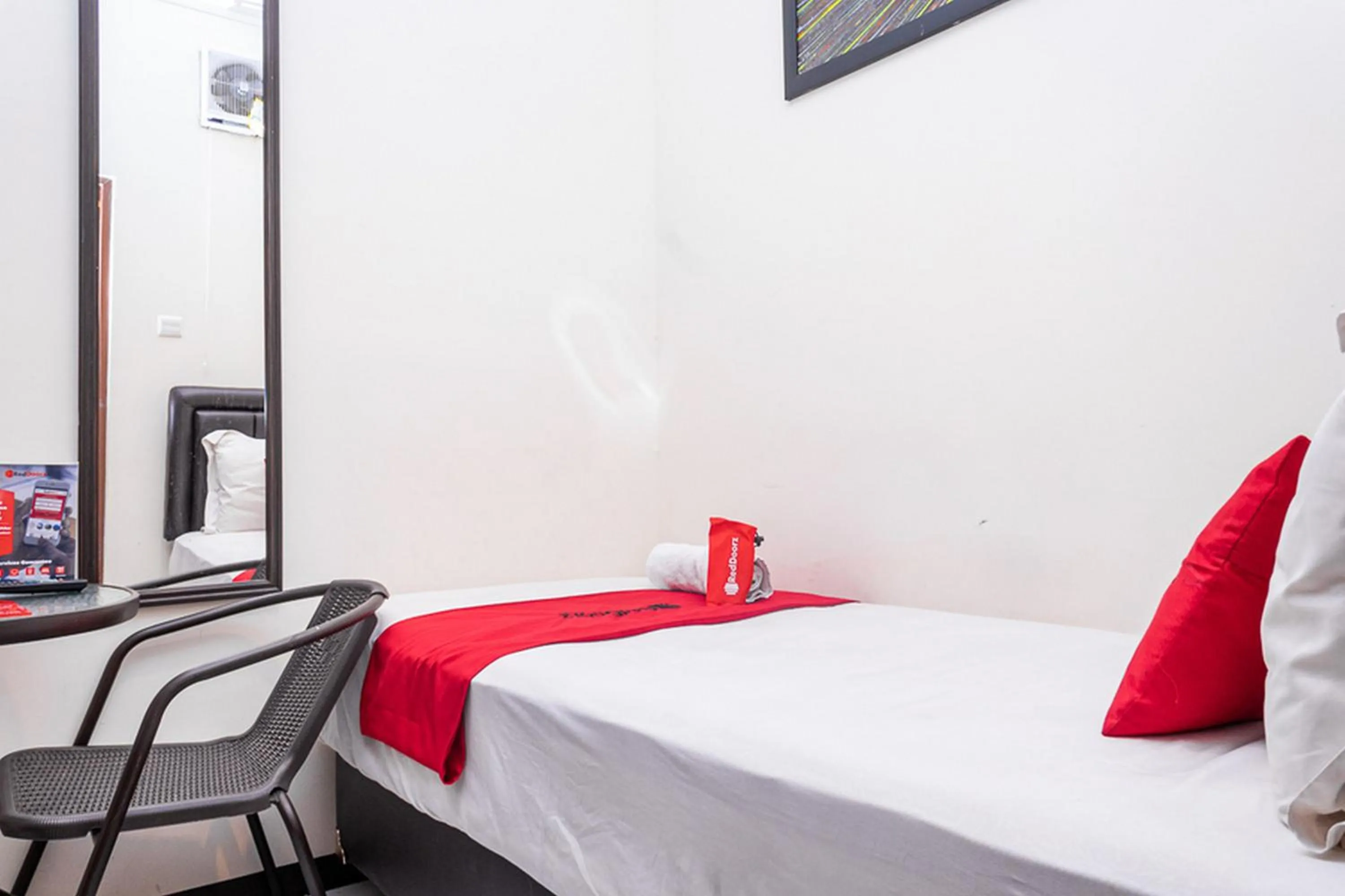 Bed in RedDoorz near Alun Alun Bandung 2