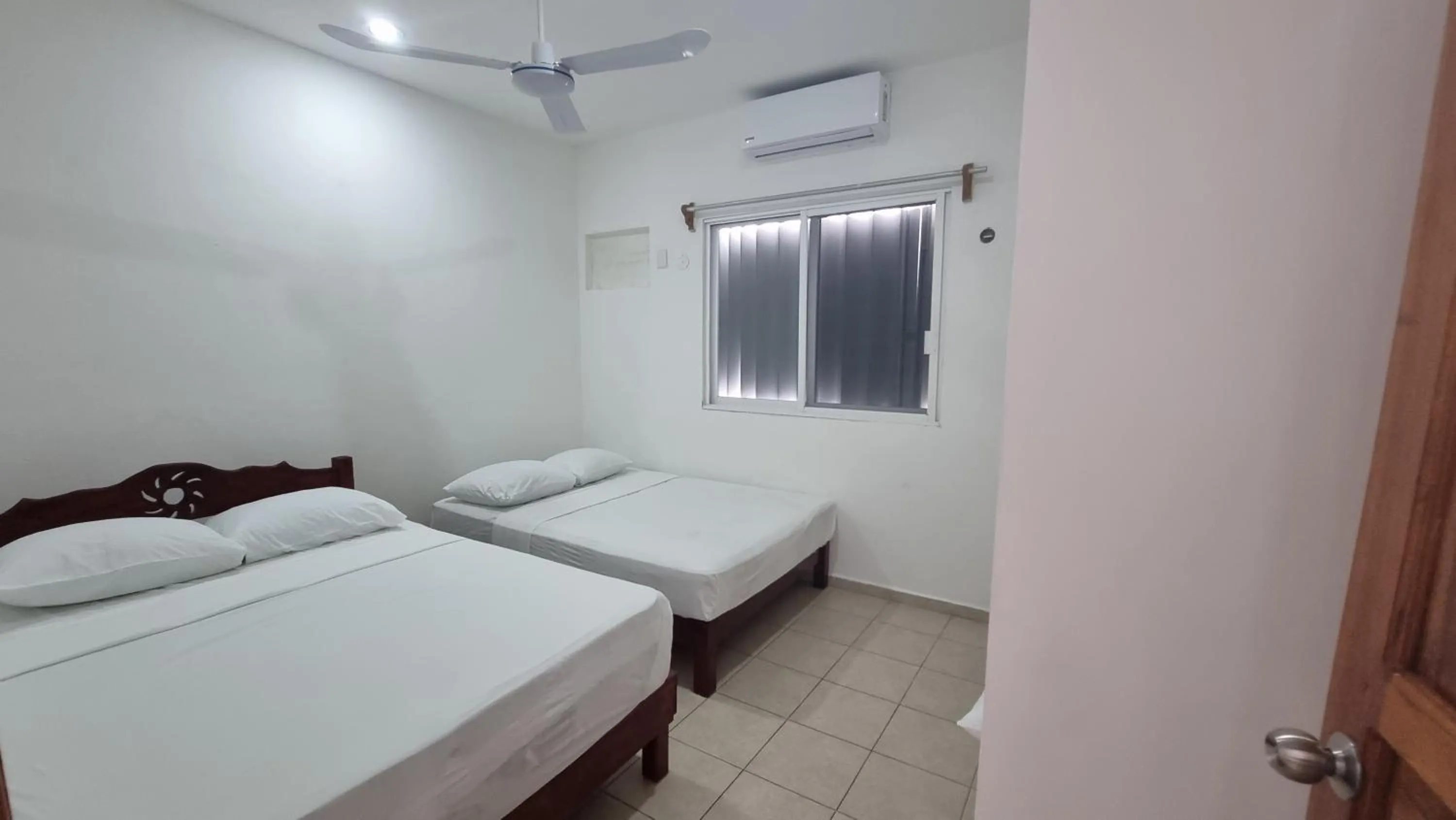 Photo of the whole room, Bed in A una calle del ado 5ta avenida