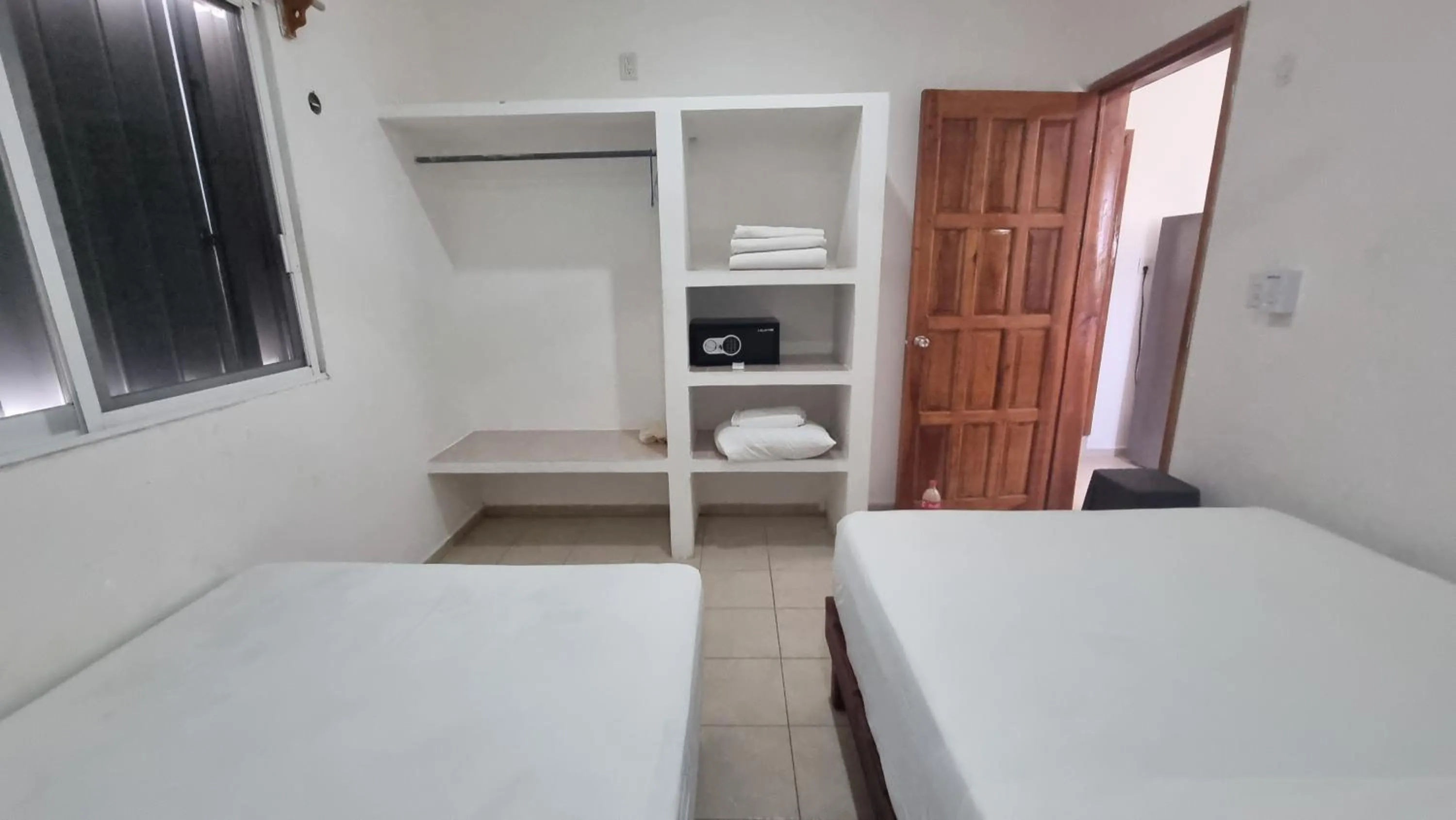 Photo of the whole room, Bed in A una calle del ado 5ta avenida