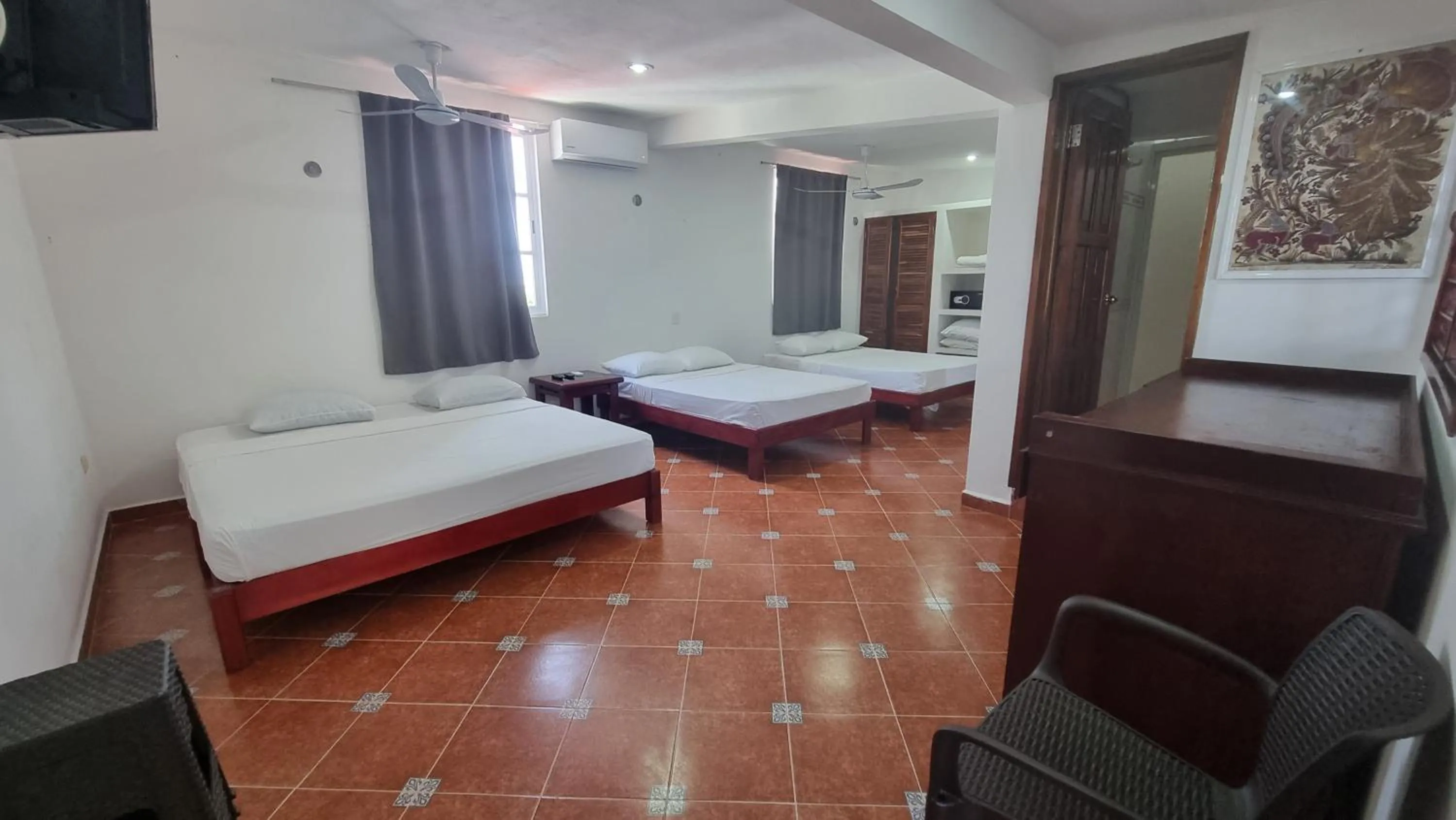 Photo of the whole room, Bed in A una calle del ado 5ta avenida