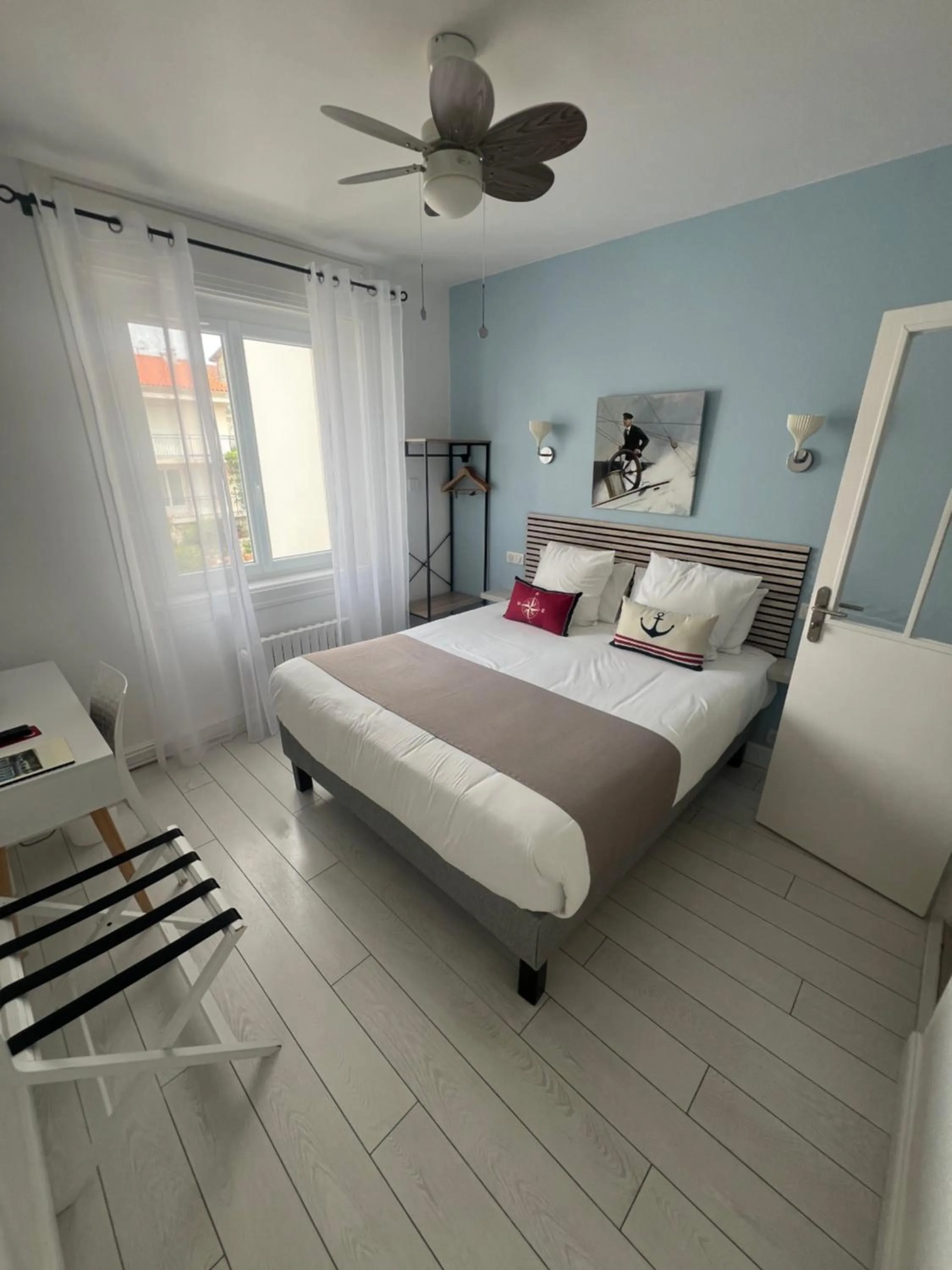 Bedroom, Bed in Hôtel The Originals Miramar, Royan Pontaillac