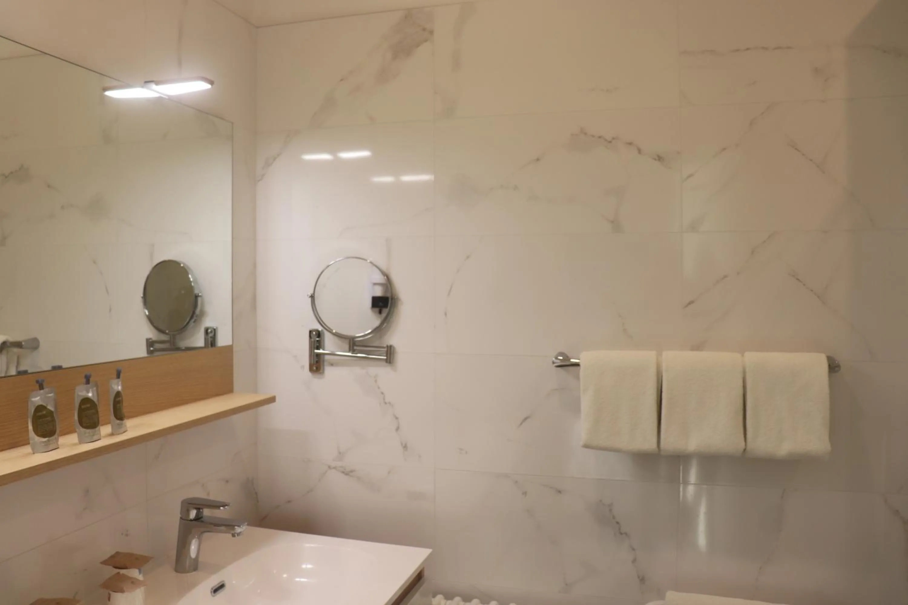 Bathroom in Hôtel The Originals Miramar, Royan Pontaillac