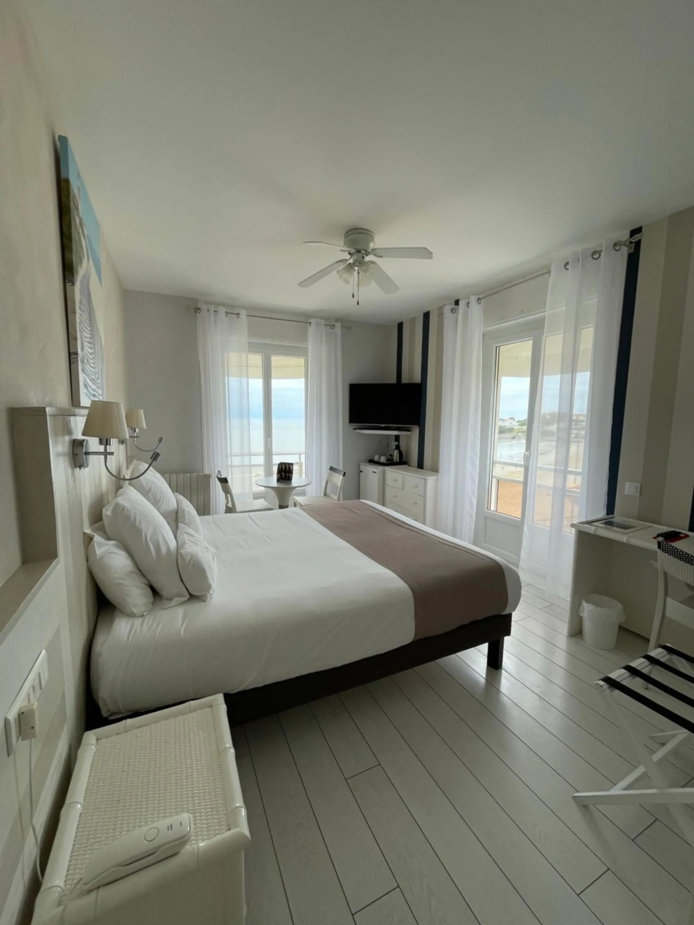 Photo of the whole room, Bed in Hôtel The Originals Miramar, Royan Pontaillac